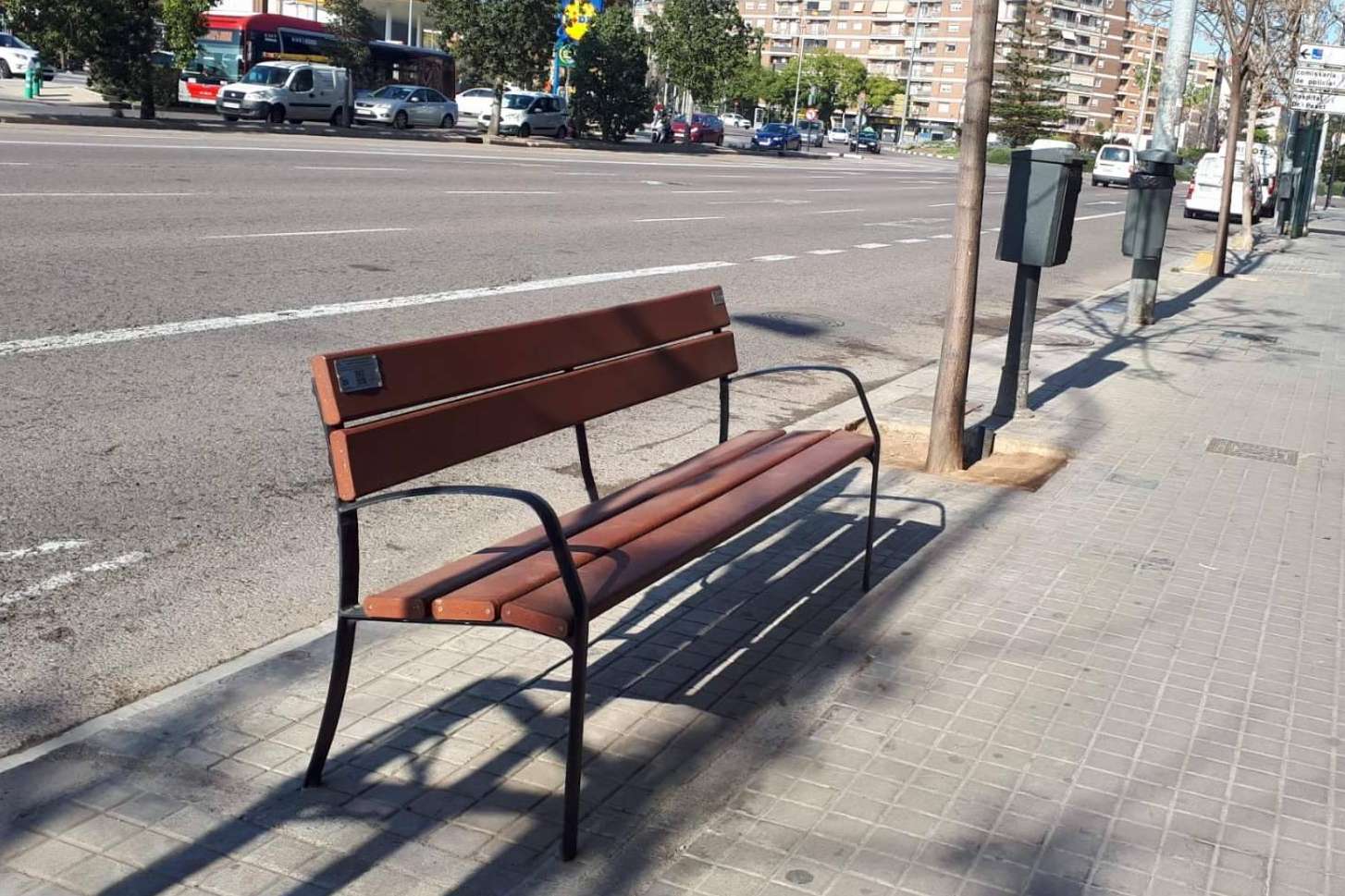 Abadecom proporciona bancos de plástico reciclado para el uso urbano