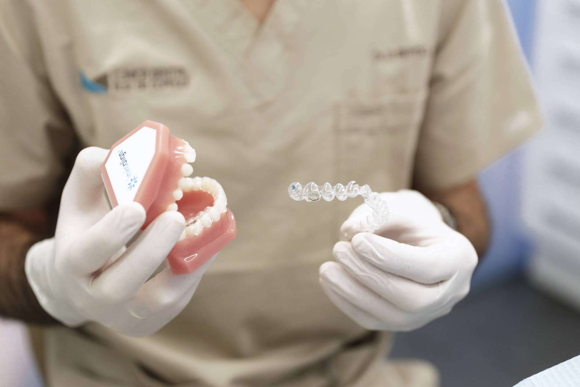 Clínica Dental Ruiz de Gopegui sobre las ventajas de apostar por la ortodoncia invisible