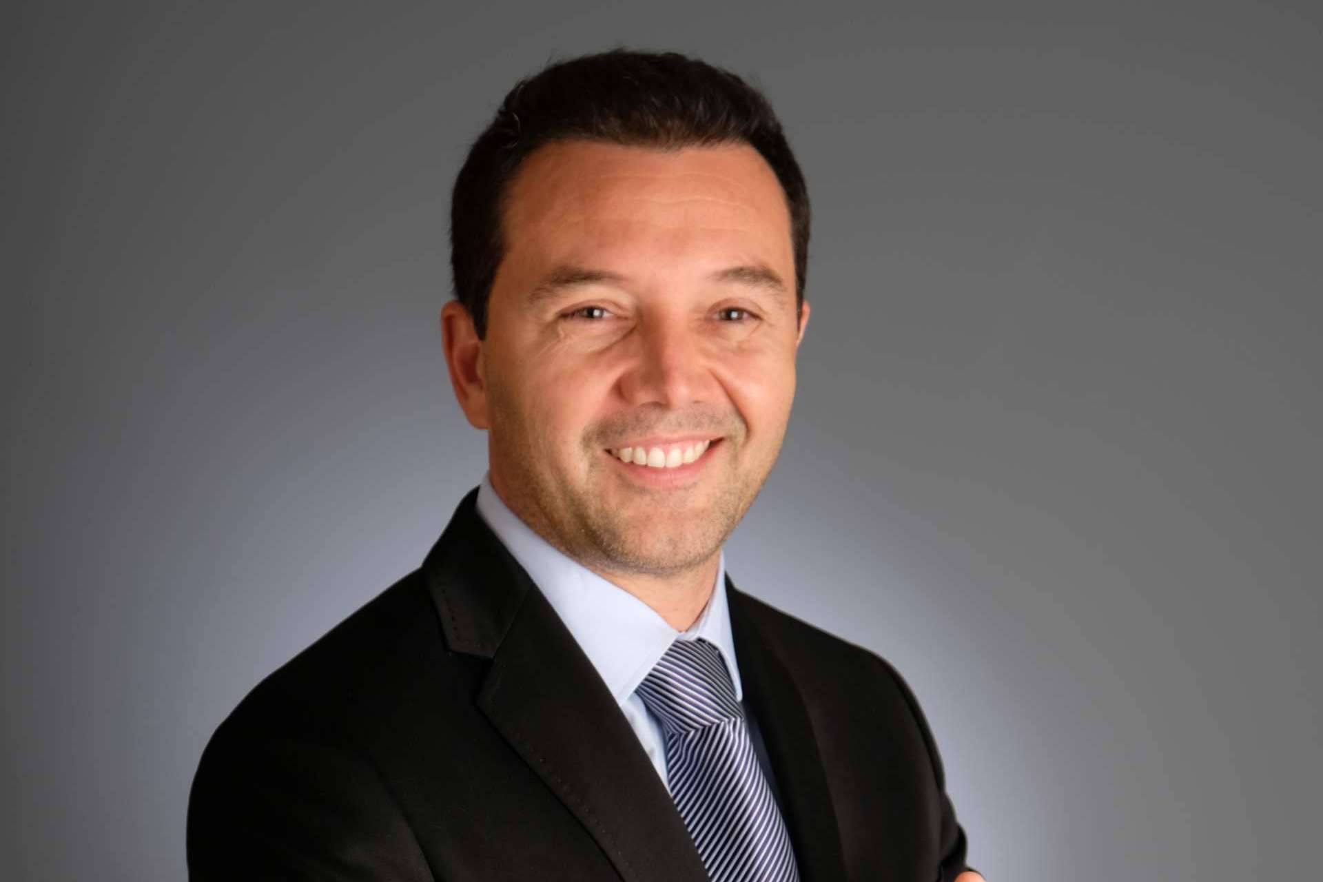 Dr. Llistosella, referente en España en la cirugía oral e implantes dentales