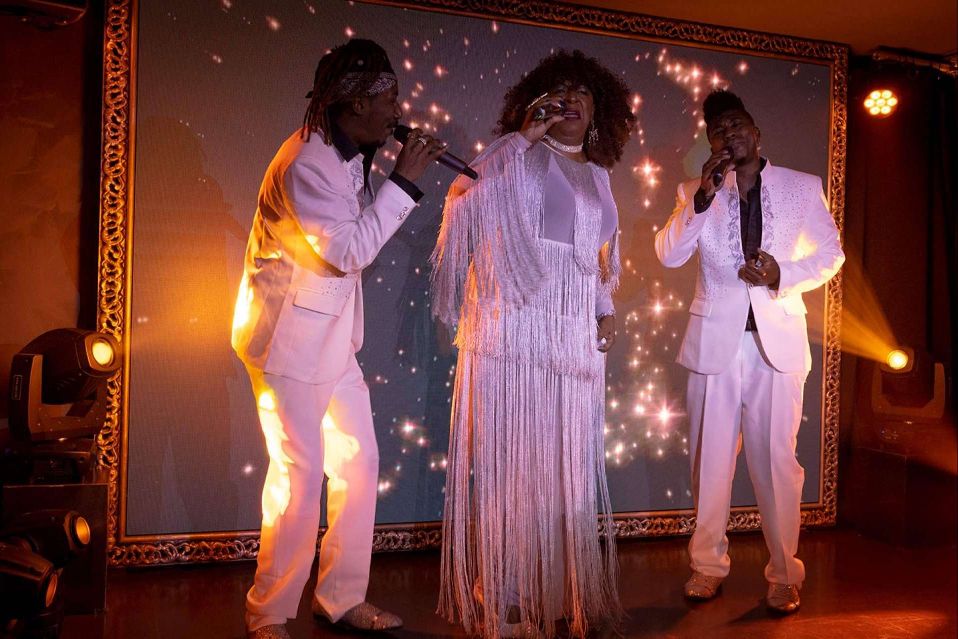 El restaurante ZAK Rendez Vous, en Sitges, destaca por ofrecer una experiencia total en la cena con show musical