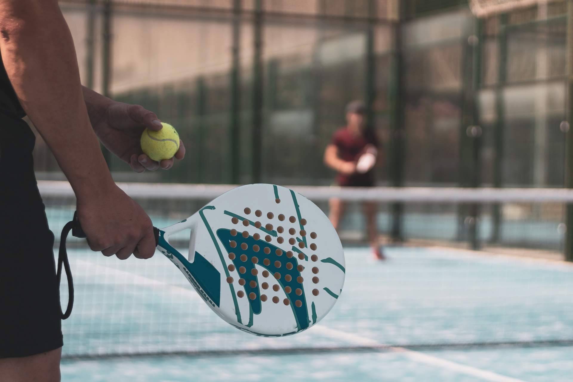 Las bolas de pádel y palas de pádel para todos los niveles que ofrece SPORT AND TREND