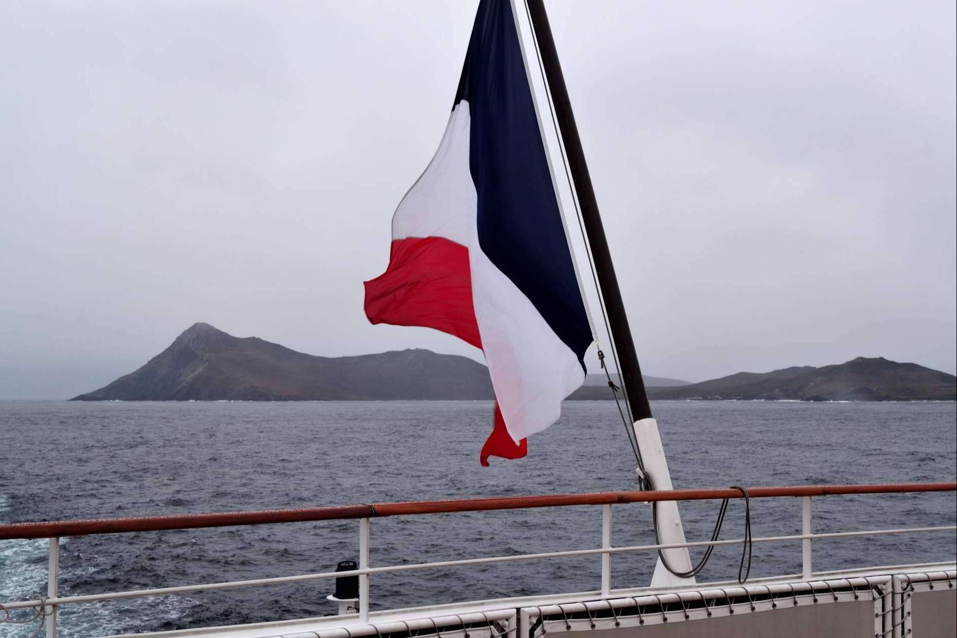 Astas de bandera, uno de los accesorios náuticos disponibles en Argonautica