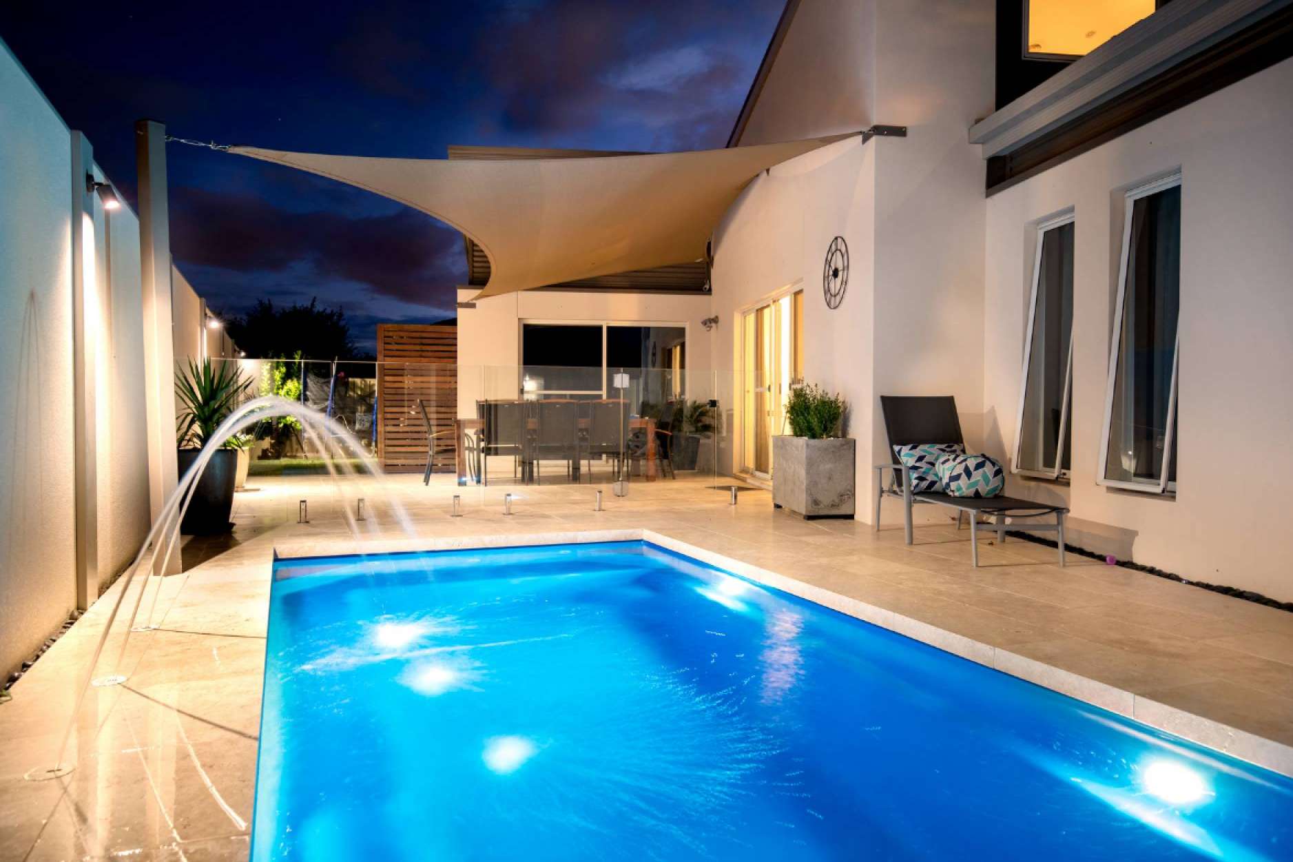 ¿Dónde encontrar focos para superficies de piscinas? Warmpool