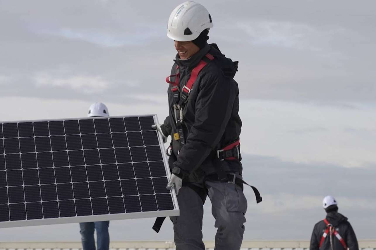 Los beneficios de instalar paneles solares en un negocio