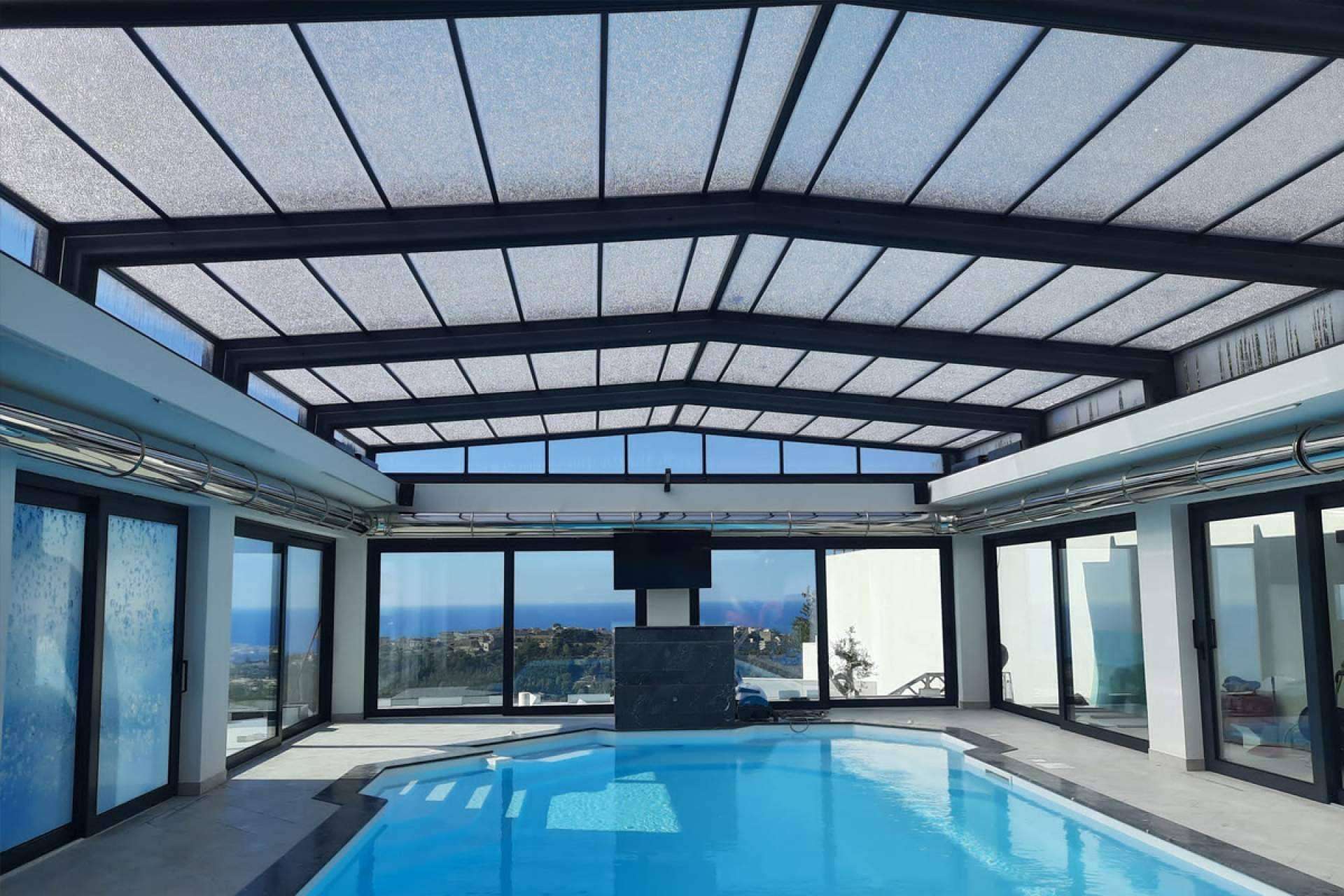 COVERTTO y sus techos fijos y móviles para el cuidado y mantenimiento de piscinas