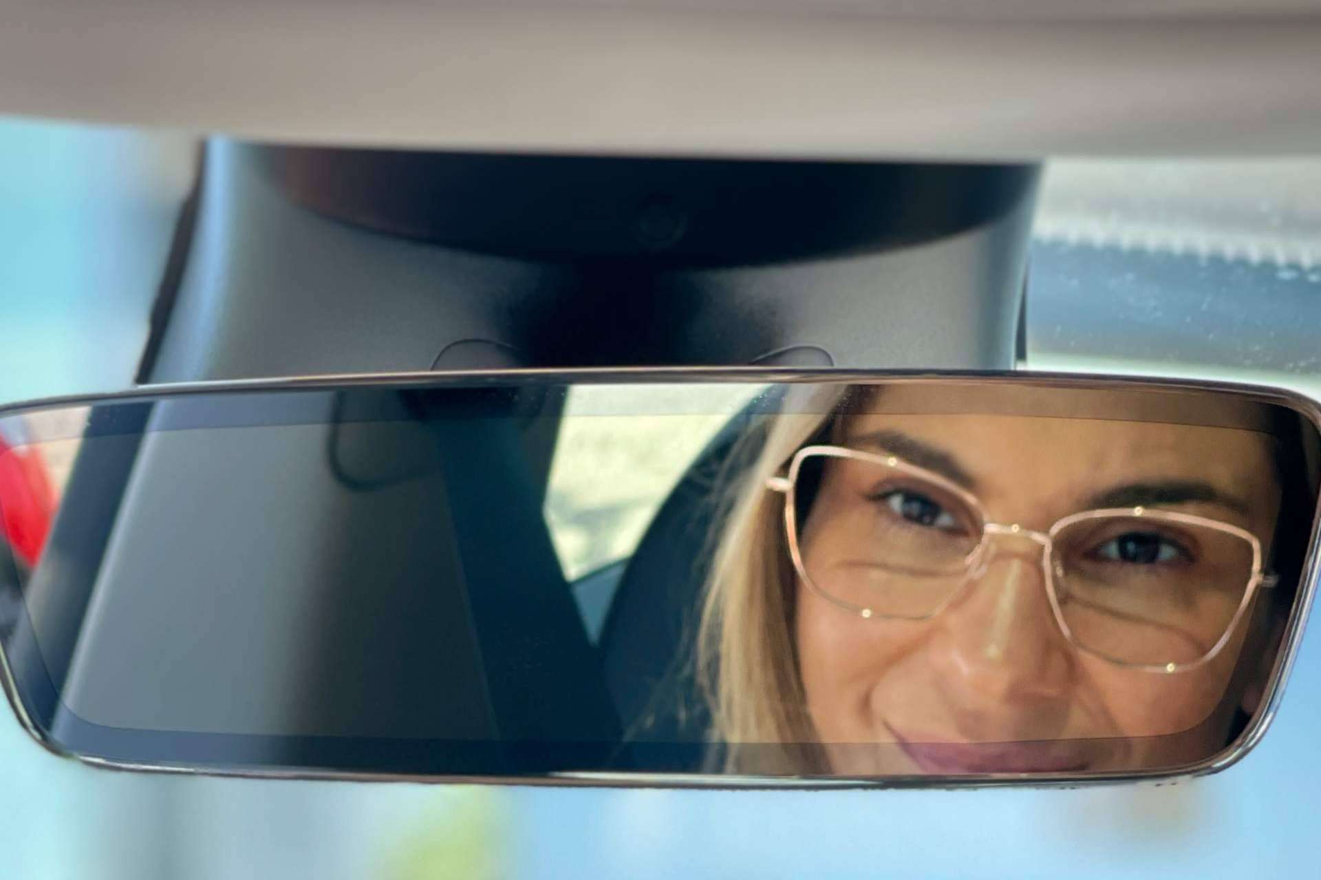 La experta Carolina Lober y Confortauto comparten algunos consejos para conducir con gafas