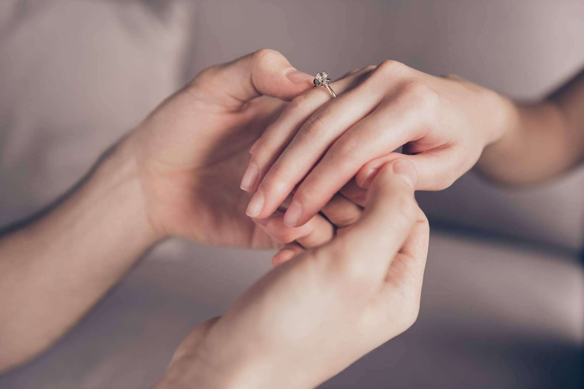 ¿Por qué optar por un anillo de compromiso de oro blanco?