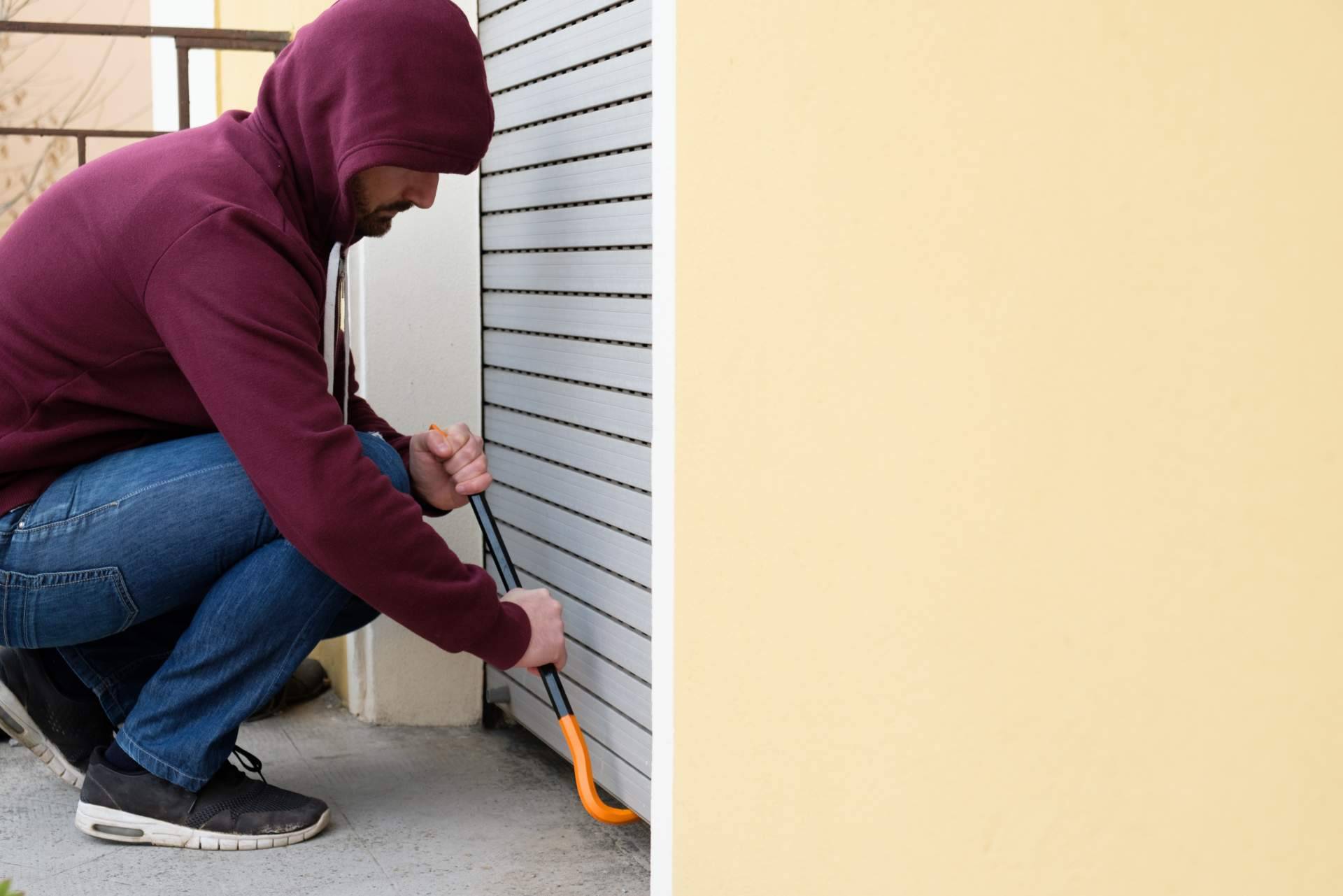 Instalar persianas de seguridad para proteger el hogar de posibles robos, con Mosquiteras Baratas