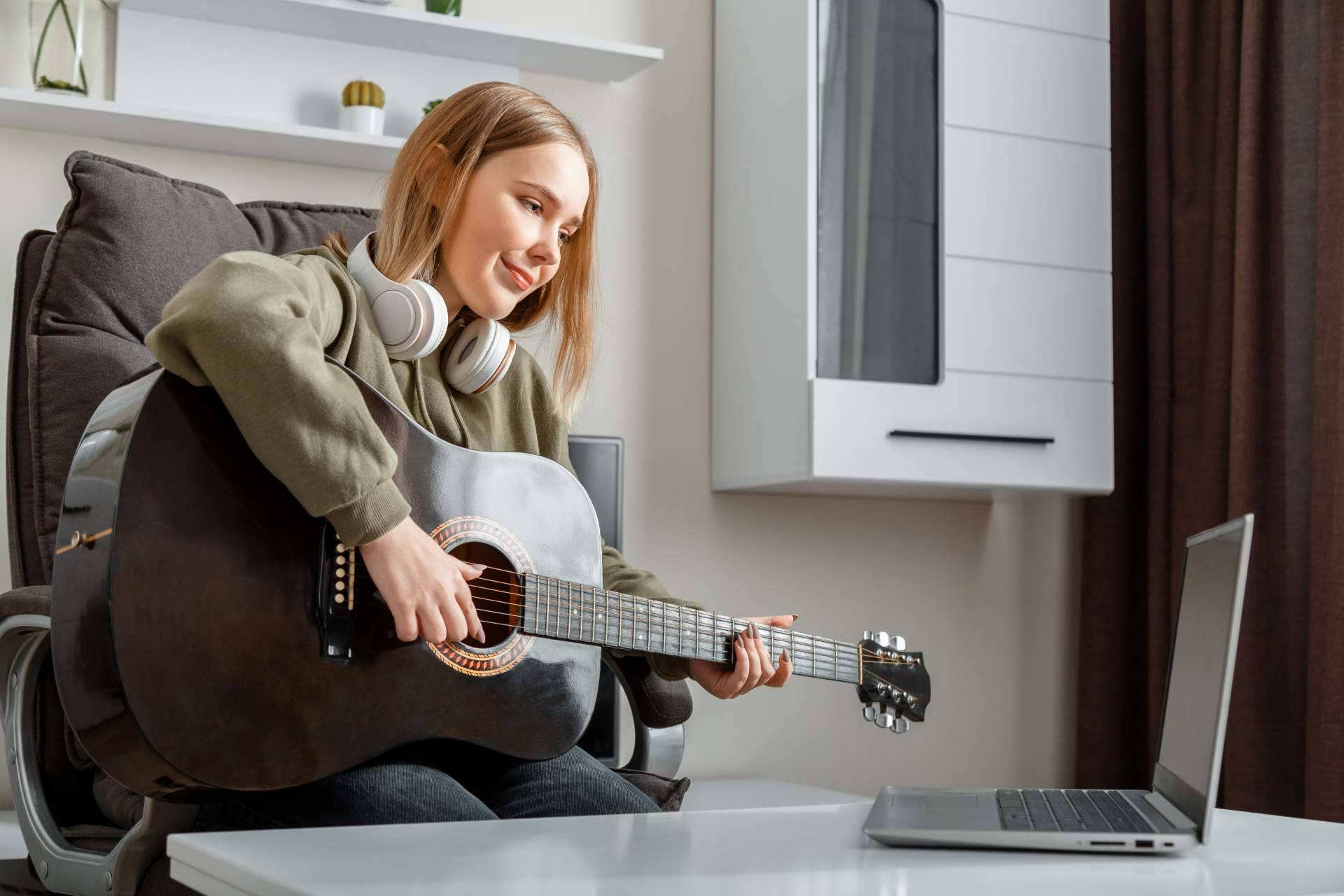 La Escuela de Música Erizo y sus clases de guitarra online. Divertidas y personalizadas