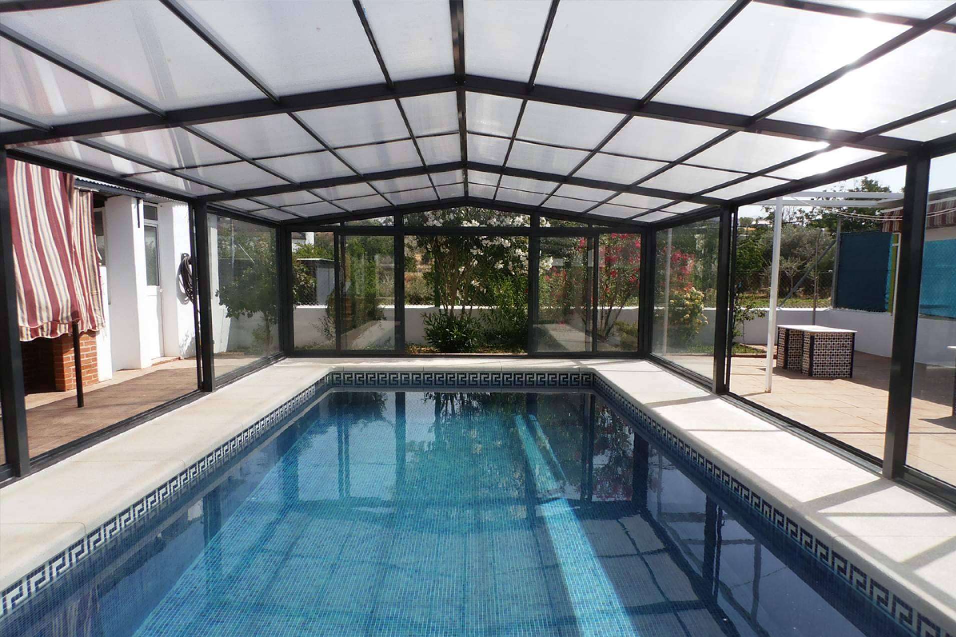 Las cubiertas de piscina en vidrio de seguridad, disponibles en COVERTTO