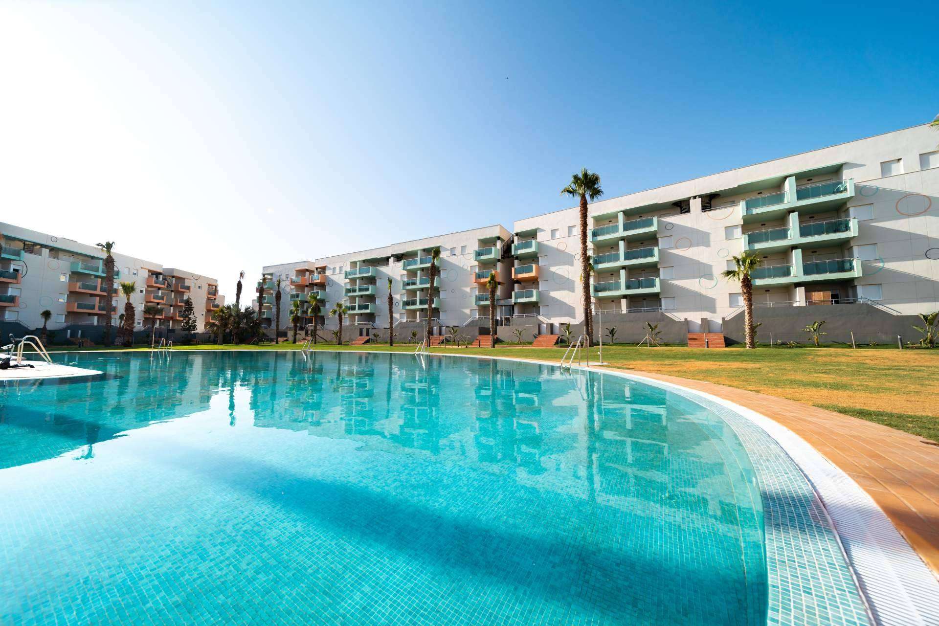 Almerimar, un lugar privilegiado de la Costa de Almería ofrece la opción de vivir frente al mar en un apartamento