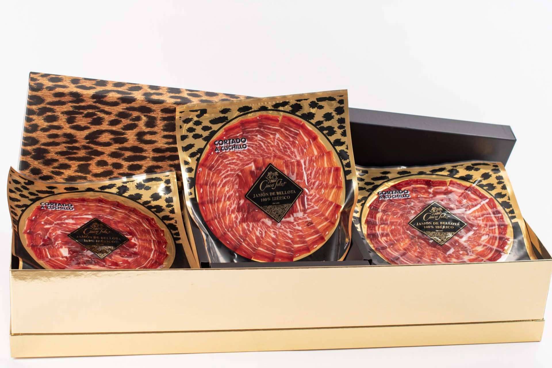Maestros Jamoneros y sus lotes de Jamón de Bellota ibéricos cortados a cuchillo, uno de los regalos corporativos más buscados para esta Navidad