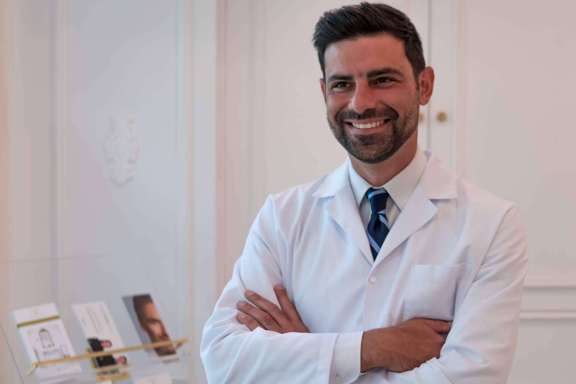 Dr. Roberto Secondi, especializado en oftalmología y medicina estética facial