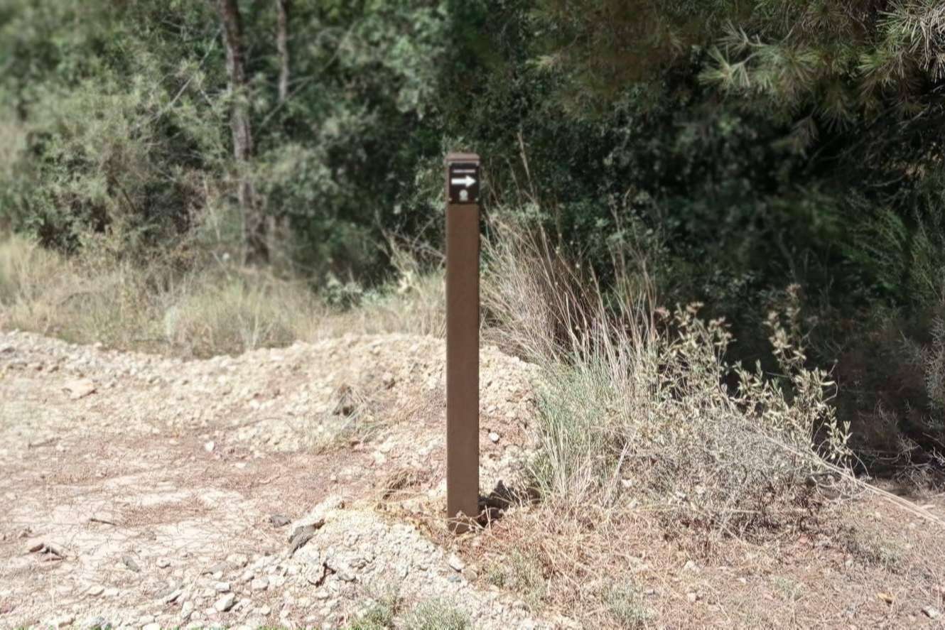 Balizas de plástico reciclado para el montaje y la habilitación de senderos rurales, por Abadecom