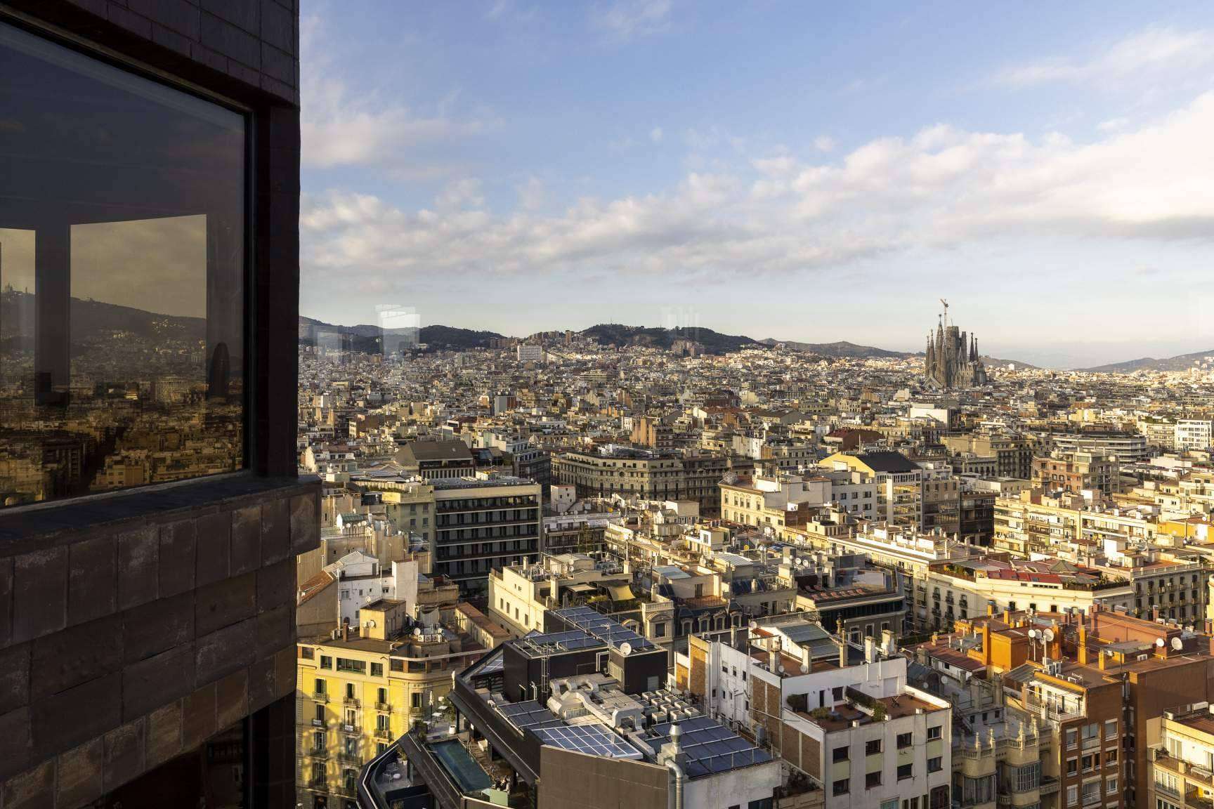 Unlimited Barcelona ofrece la experiencia de disfrutar de Barcelona de noche en un mirador 360º