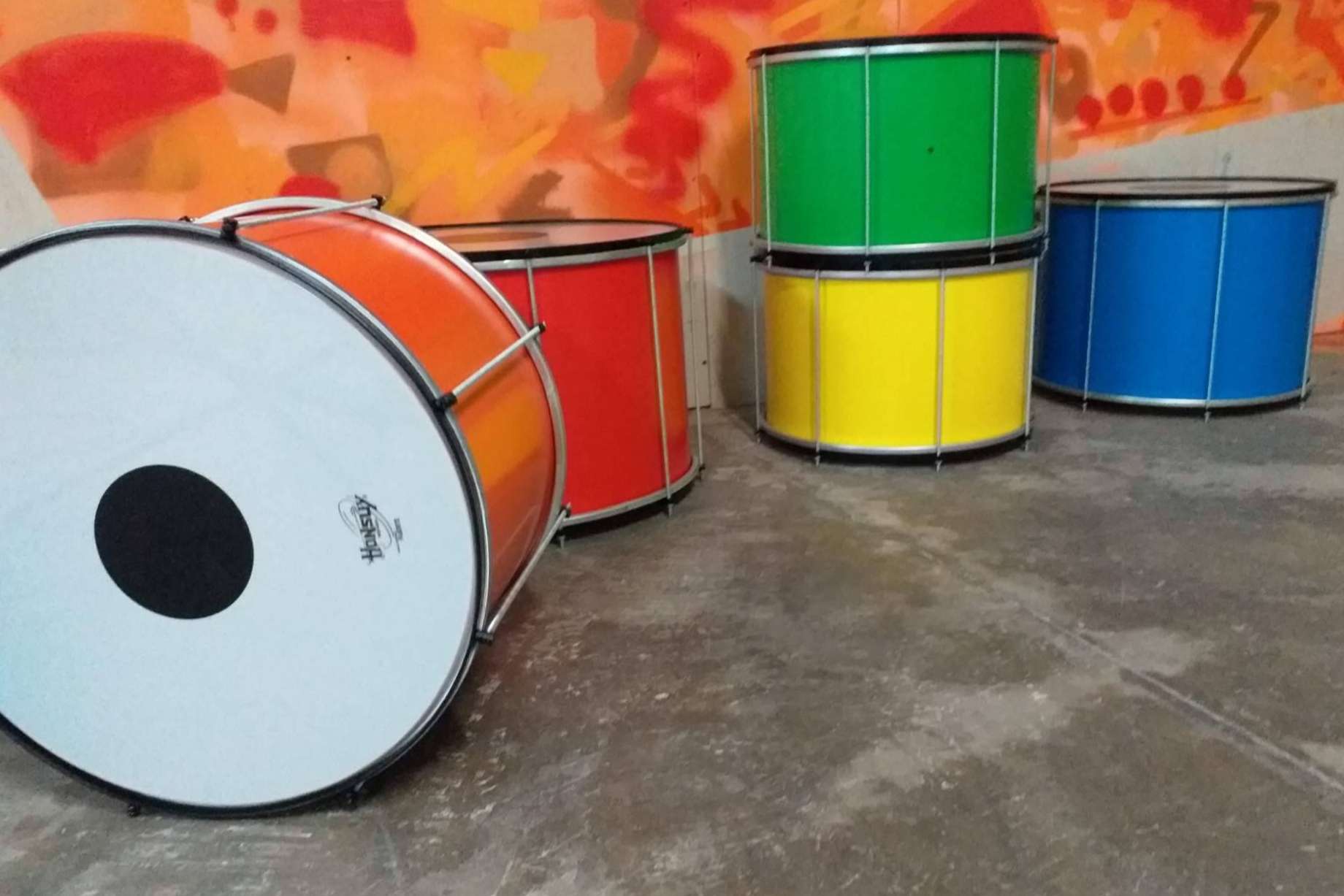 ¿Cuál es el papel del surdo en la percusión brasileña?