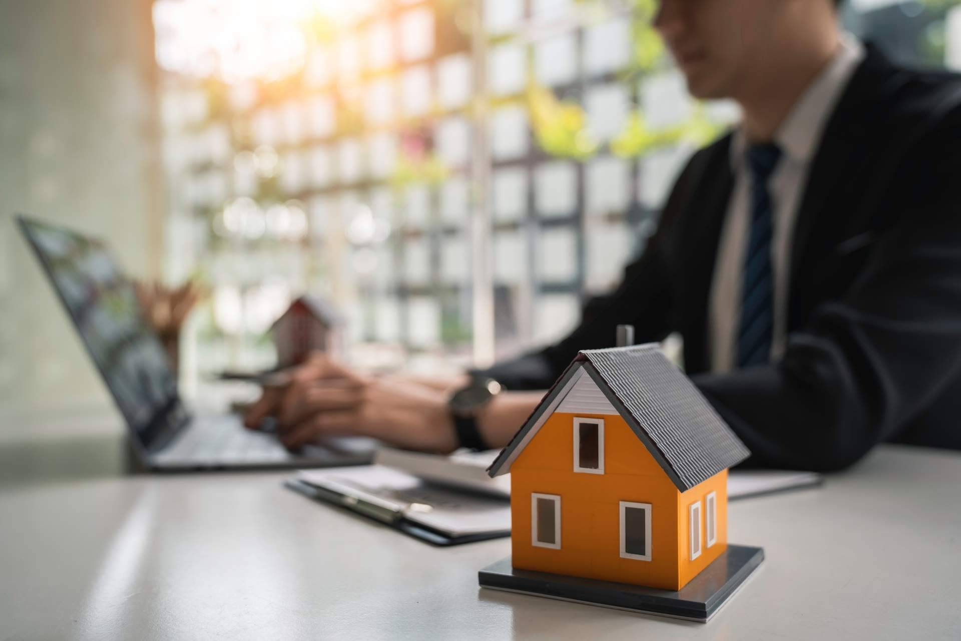 Realtyplus sobre invertir en inmuebles como bien refugio en tiempos convulsos