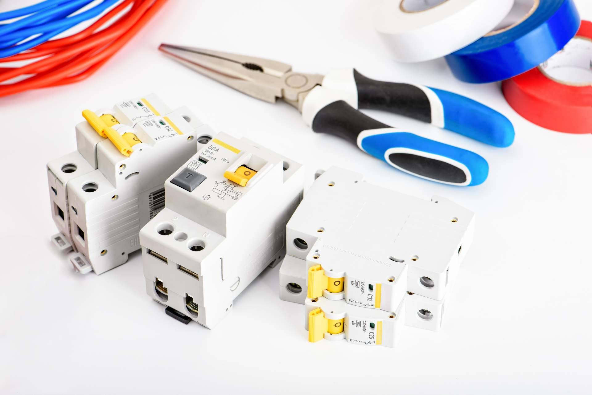 Las ventajas de utilizar un protector contra sobretensiones en el hogar, con Cadenza Electric