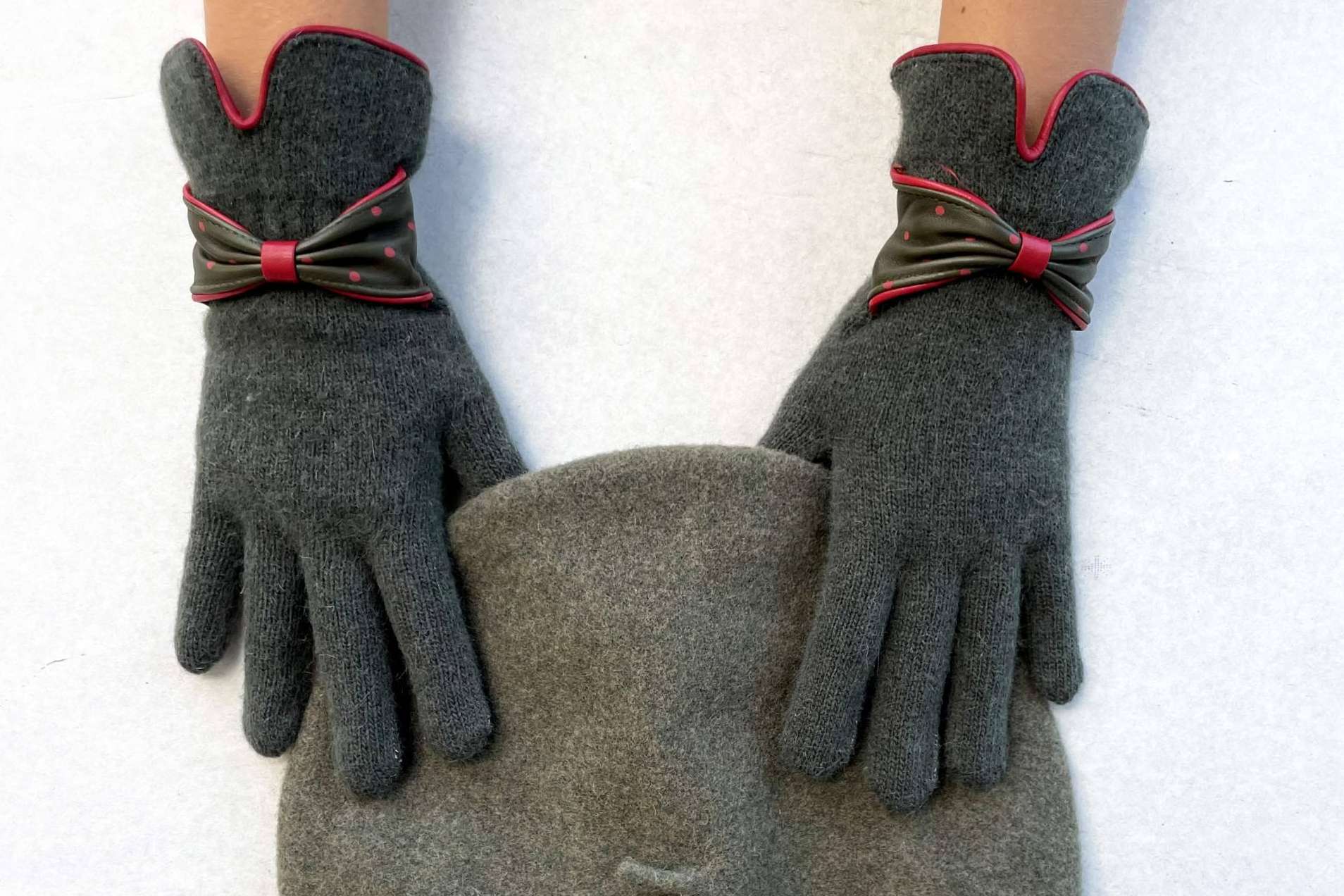 Santacana presenta los nuevos guantes de lana reciclada