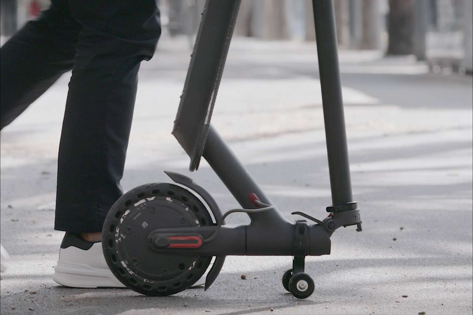 El soporte de Techmotion Electronics para guardar en vertical el patinete ya consiguió un 25 % de su objetivo de financiación en su primera semana de campaña de crowdfunding