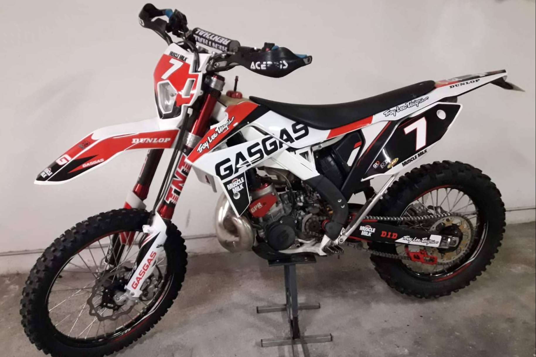 Plásticos y adhesivos para motos de cross y enduro en el catálogo de ADHESIVOSEMBARRADOS