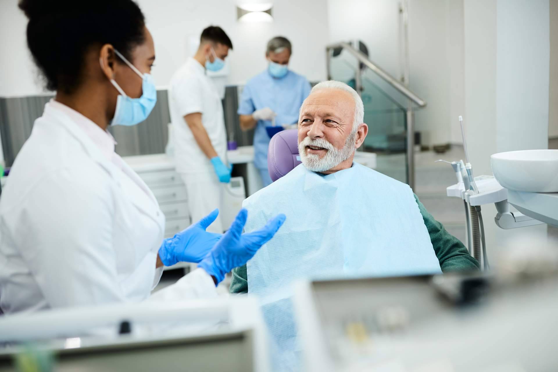 Los expertos en implantología dental de la Clínica Dra. Elena Serrano