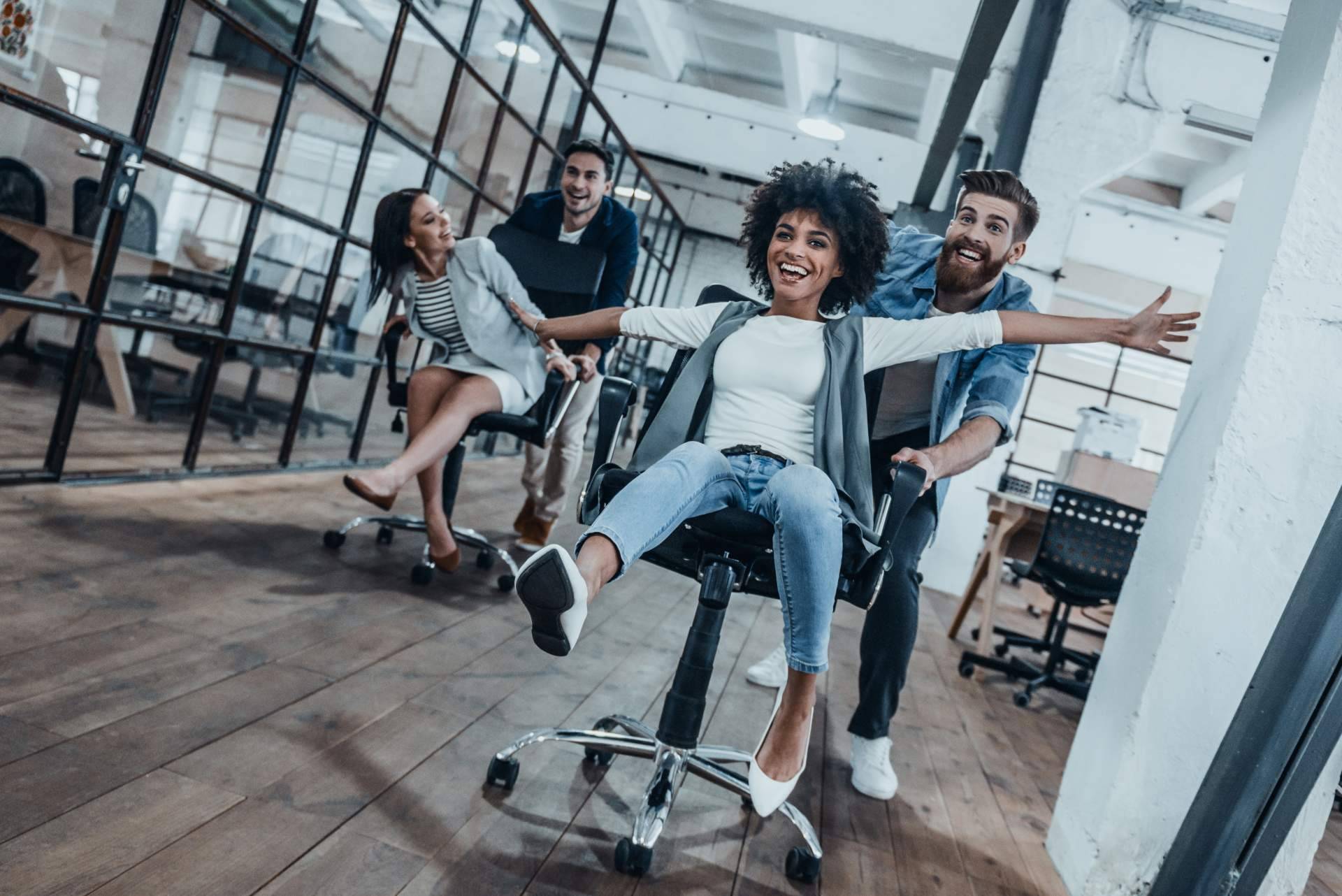 Utilizar sillas ergonómicas en la oficina, con OfficeDeco