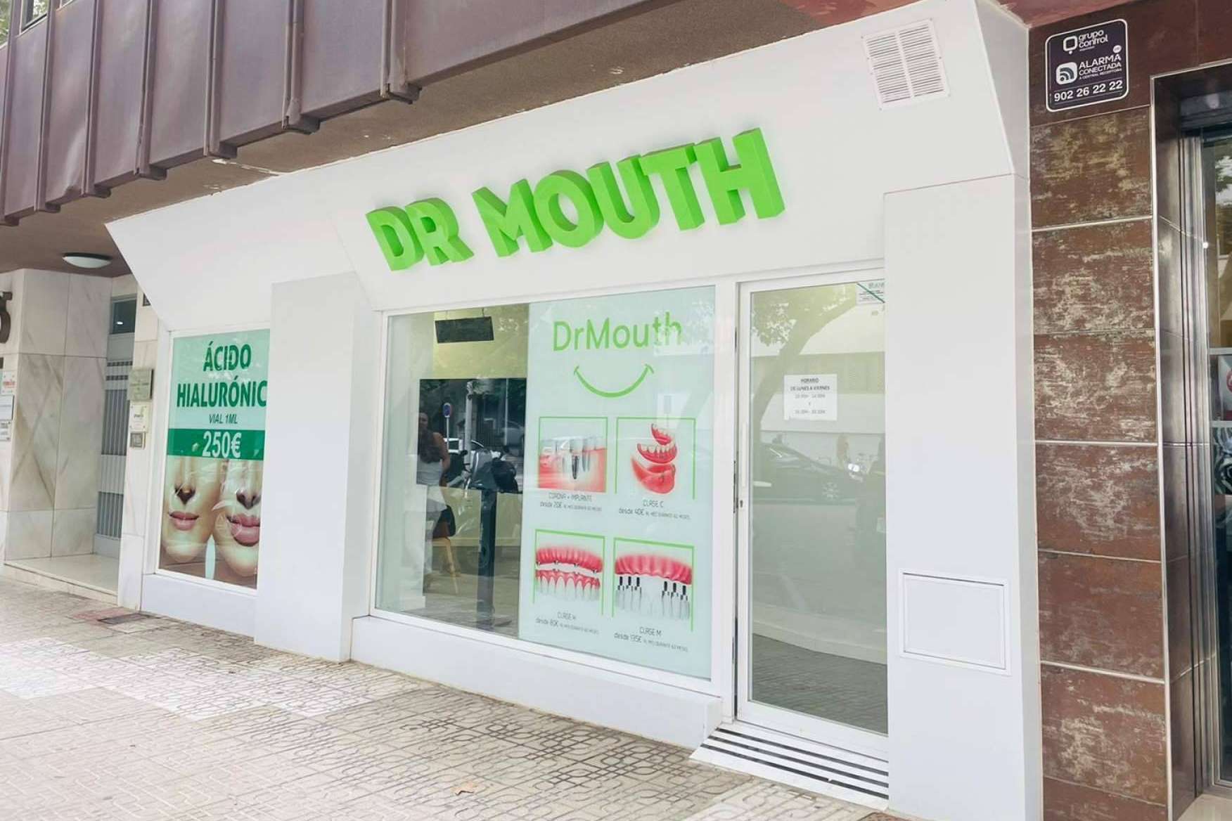 ¿En qué consisten las ayudas para implantes dentales de la clínica DrMouth?