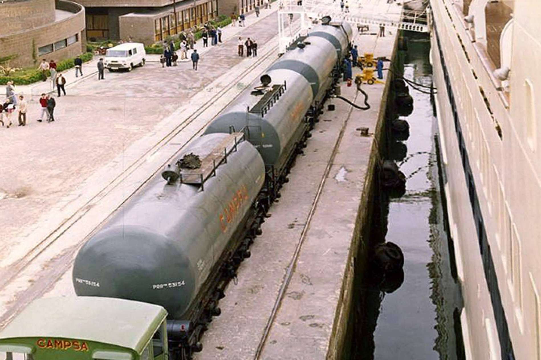 Se restaura un histórico vagón cisterna de CAMPSA por la Fundación del Patrimonio Ferroviario