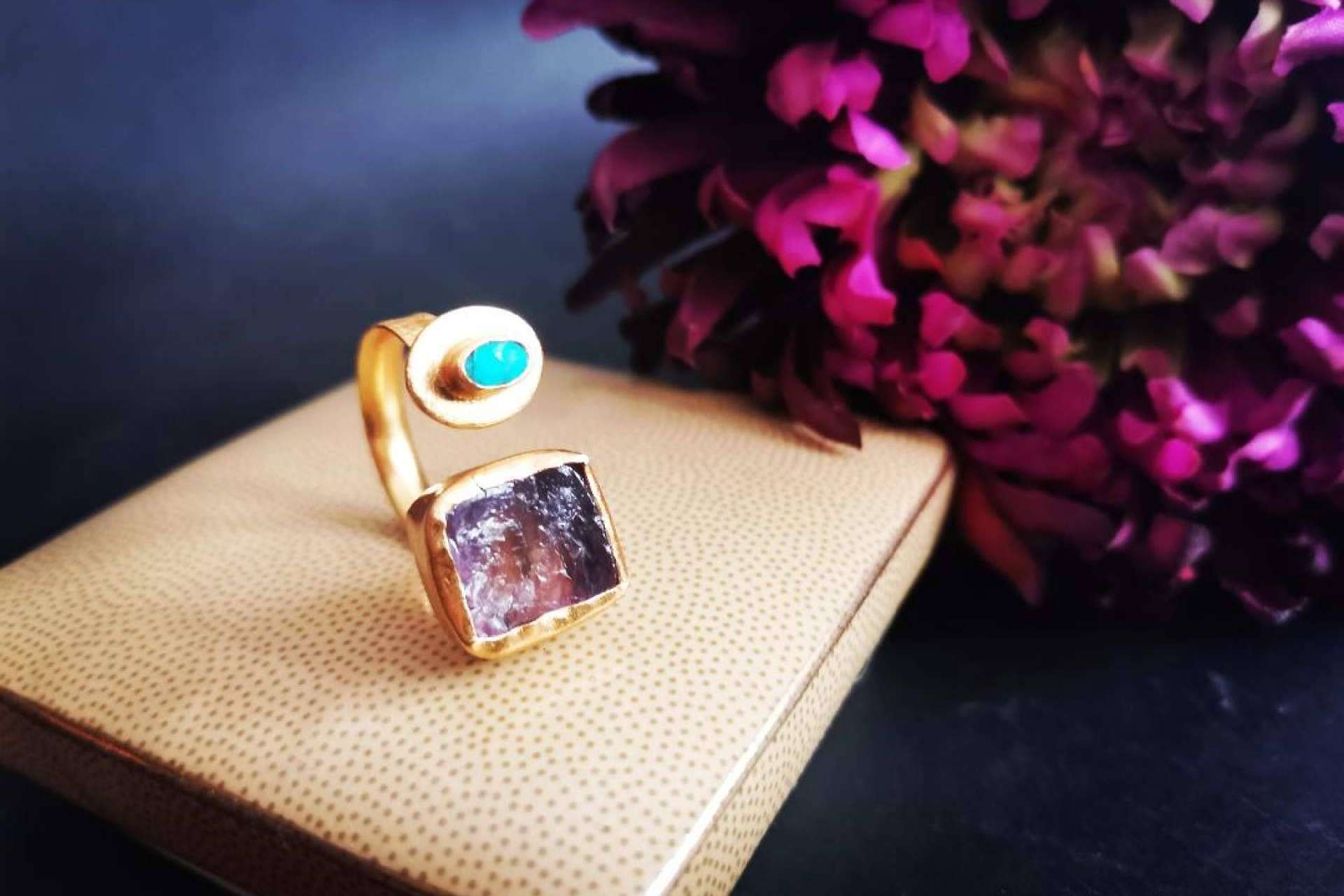 Isabel Lamadrid crea anillos con piedras preciosas