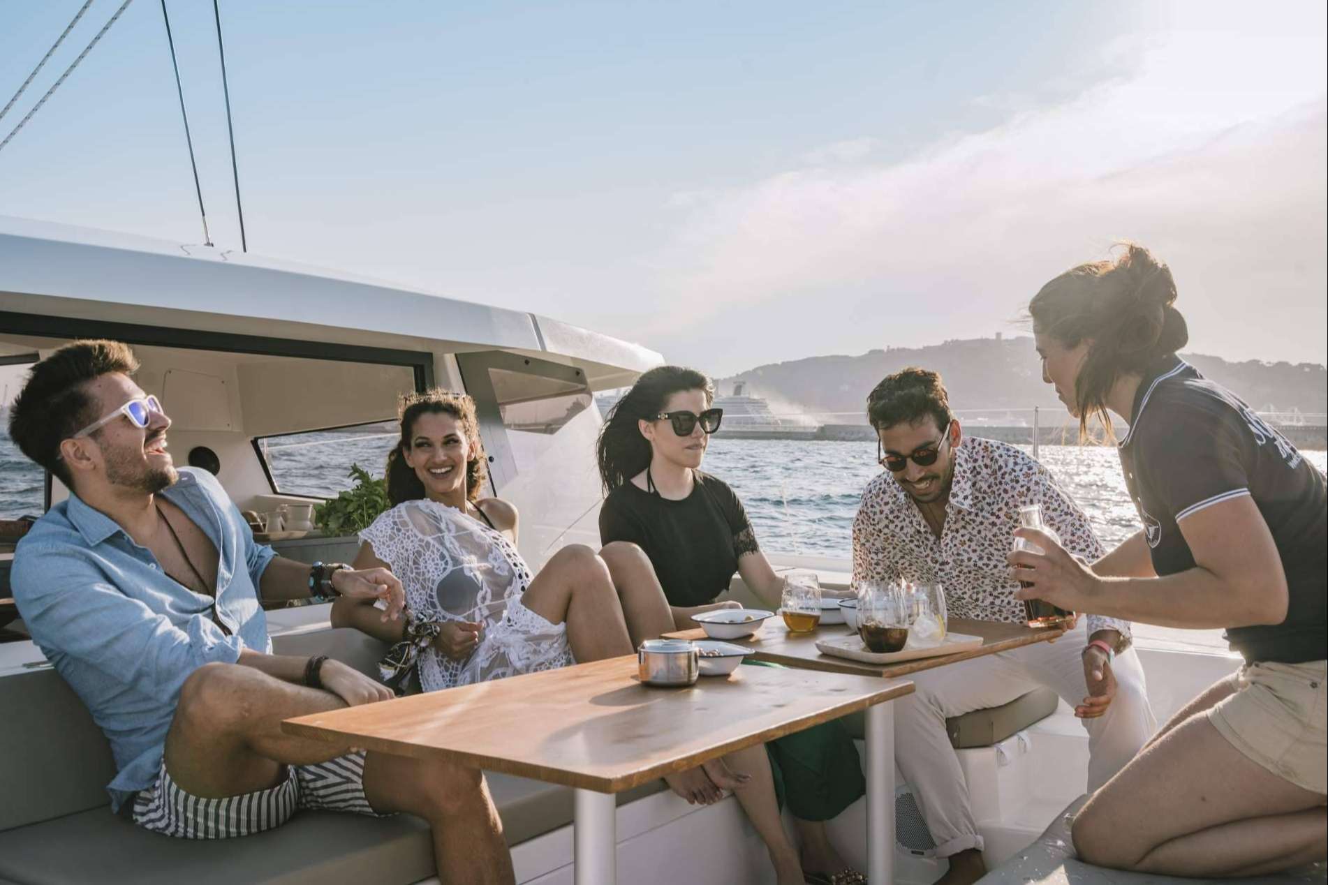 Disfrutar de un catamarán privado en Barcelona gracias a Sondevela