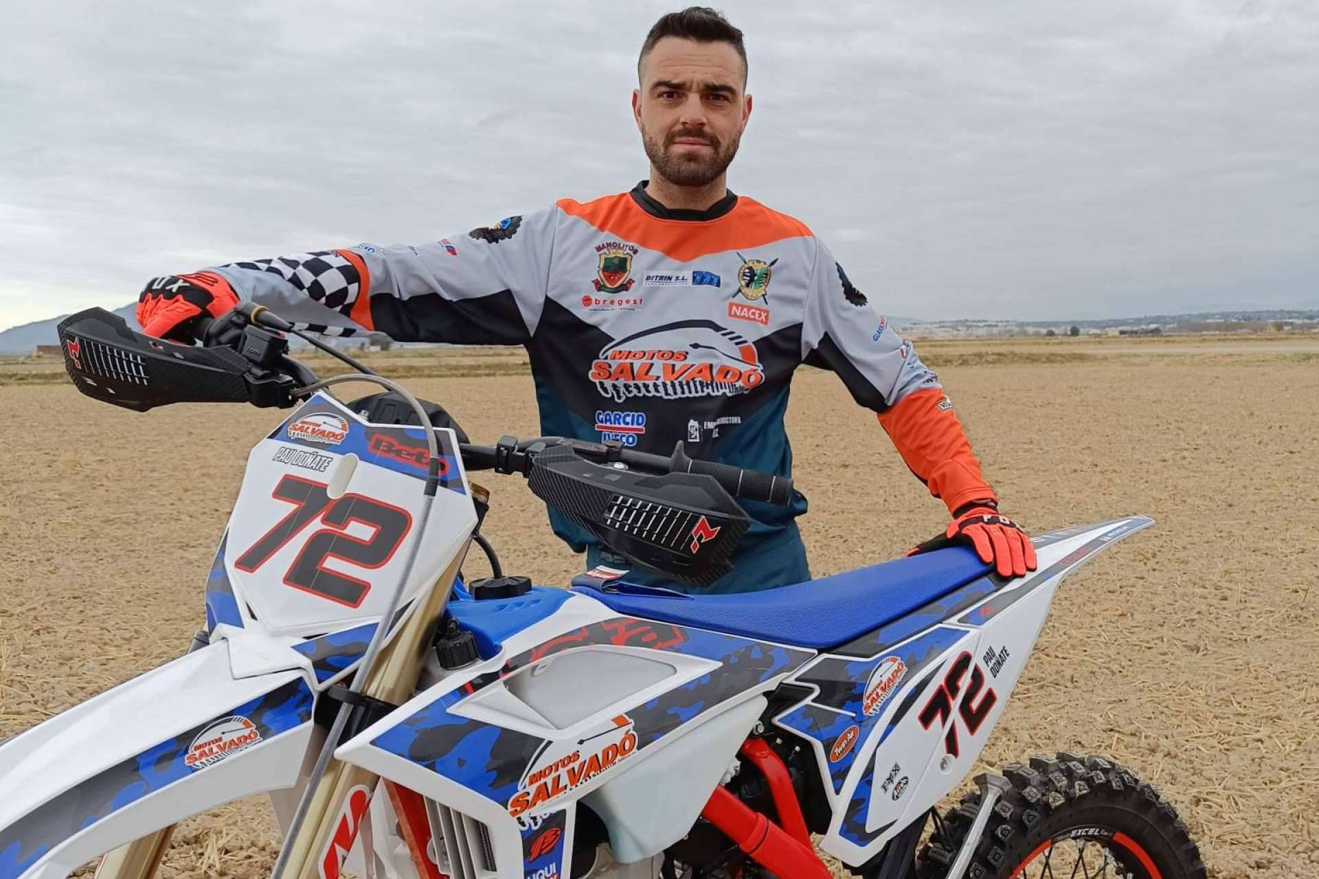 Renovar fácilmente la apariencia de una moto con los plásticos y adhesivos para motos off-road de ADHESIVOSEMBARRADOS