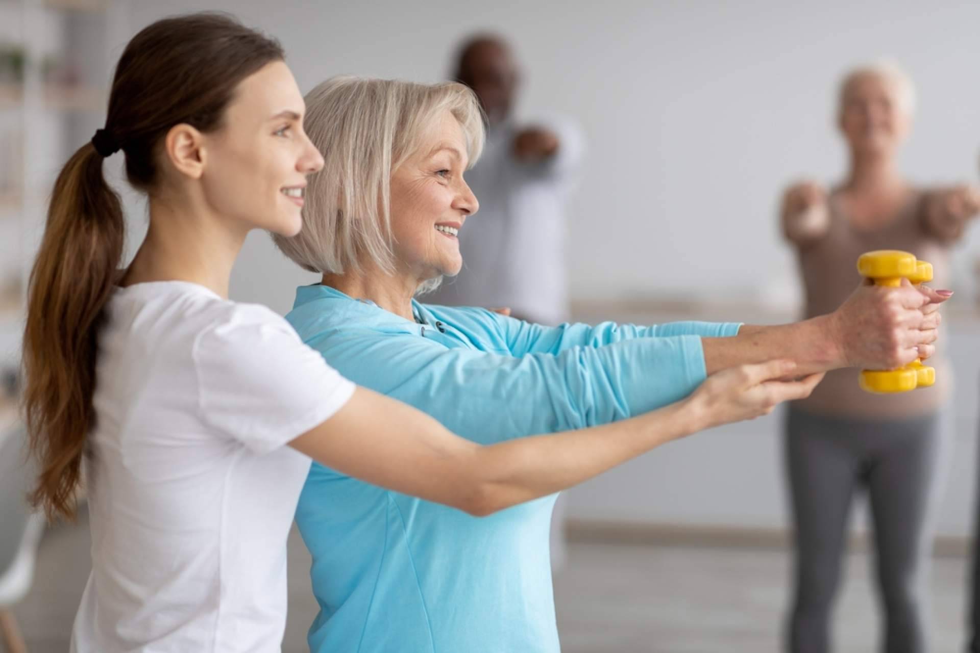 La importancia de entrenar la fuerza en personas mayores de 60 años, con Muévete Conmigo