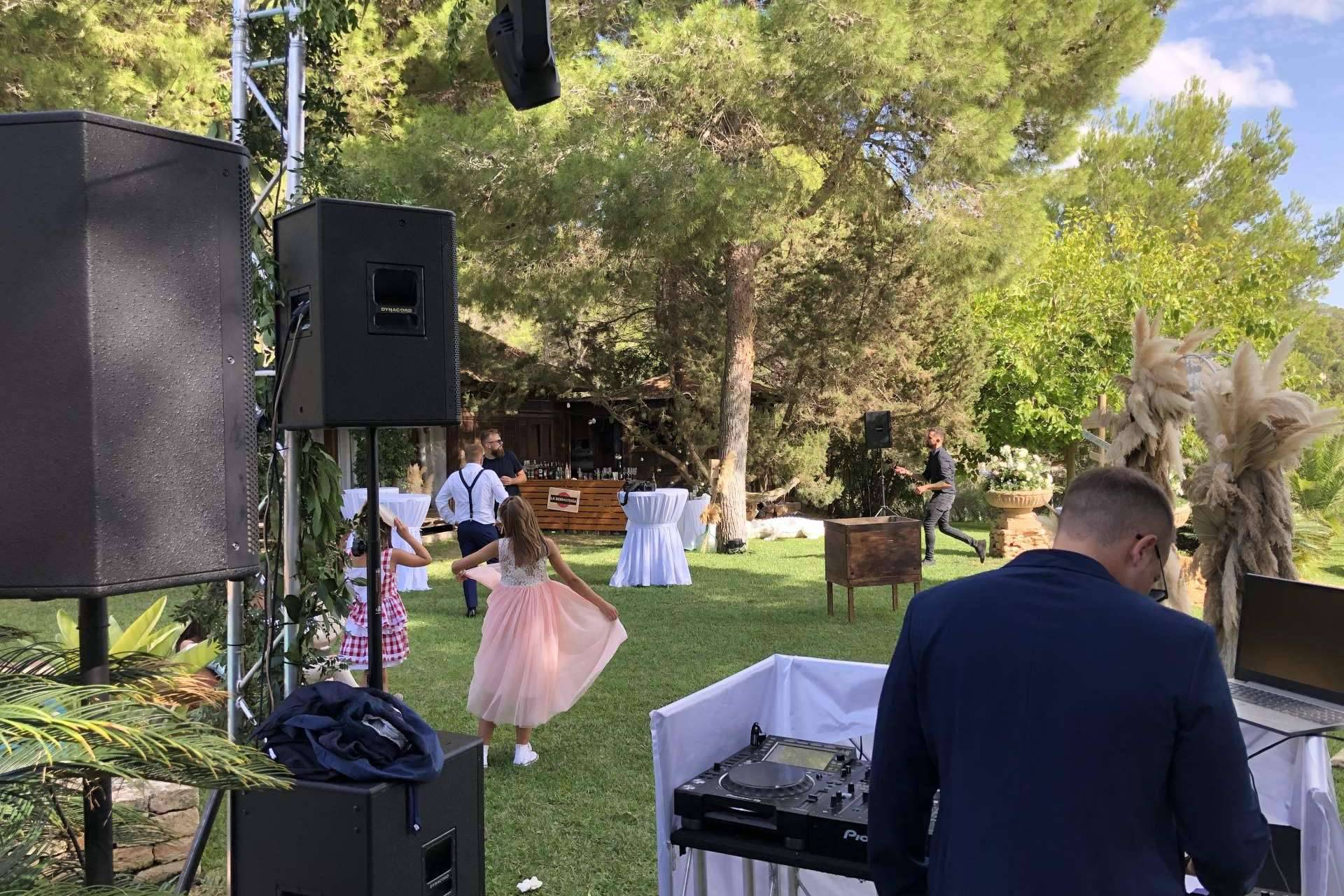 DJ y cantantes para bodas, eventos y fiestas en Barcelona e Ibiza con Alquilar Sonido