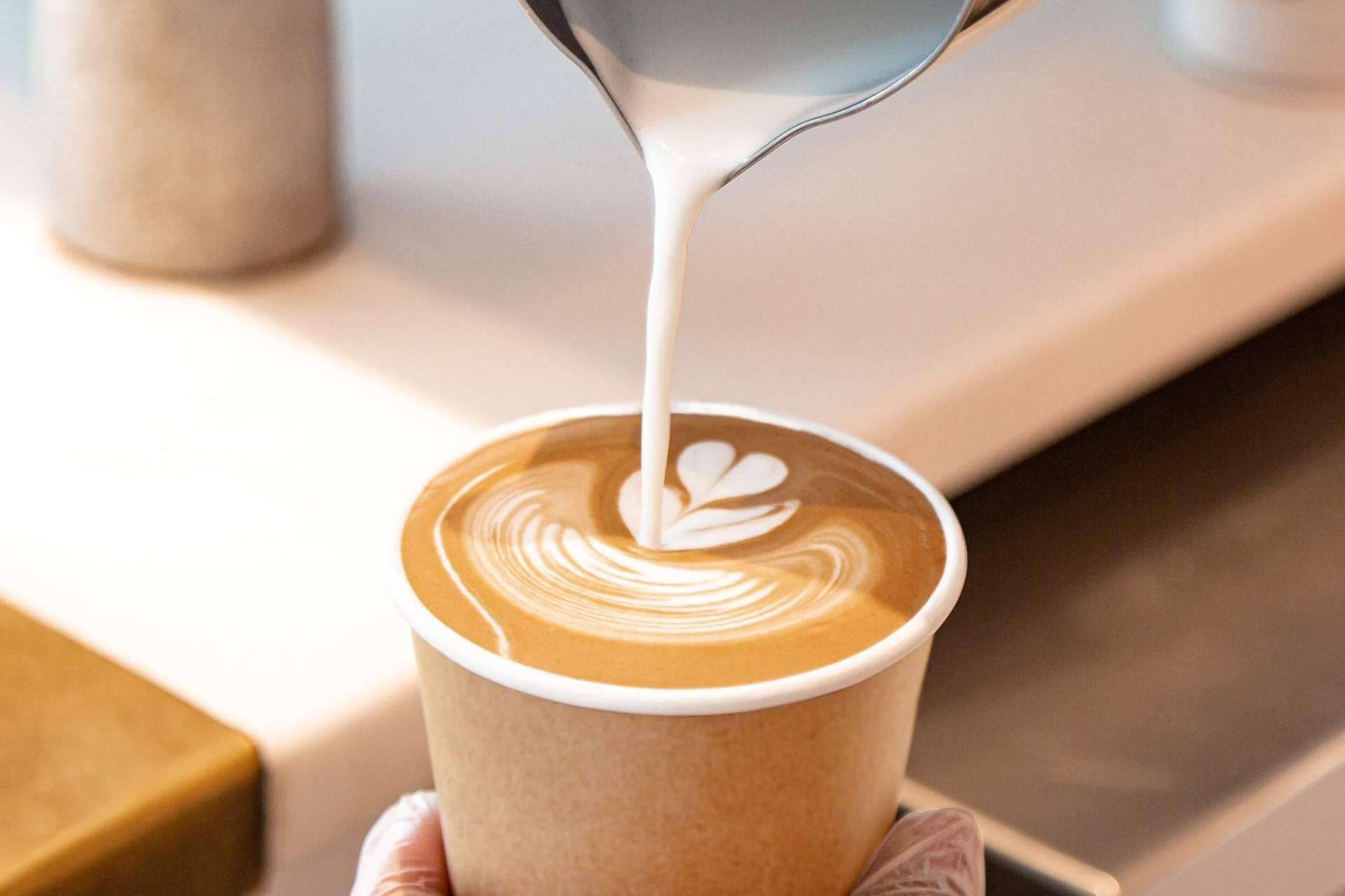 Tomarse un respiro con los vasos de cartón para café de la firma Punto Qpack