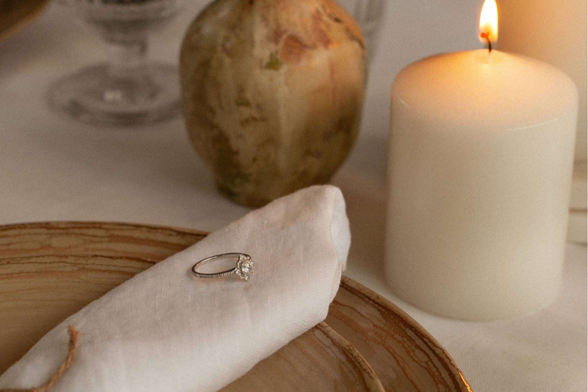 Un anillo de compromiso es una buena opción de regalo navideño