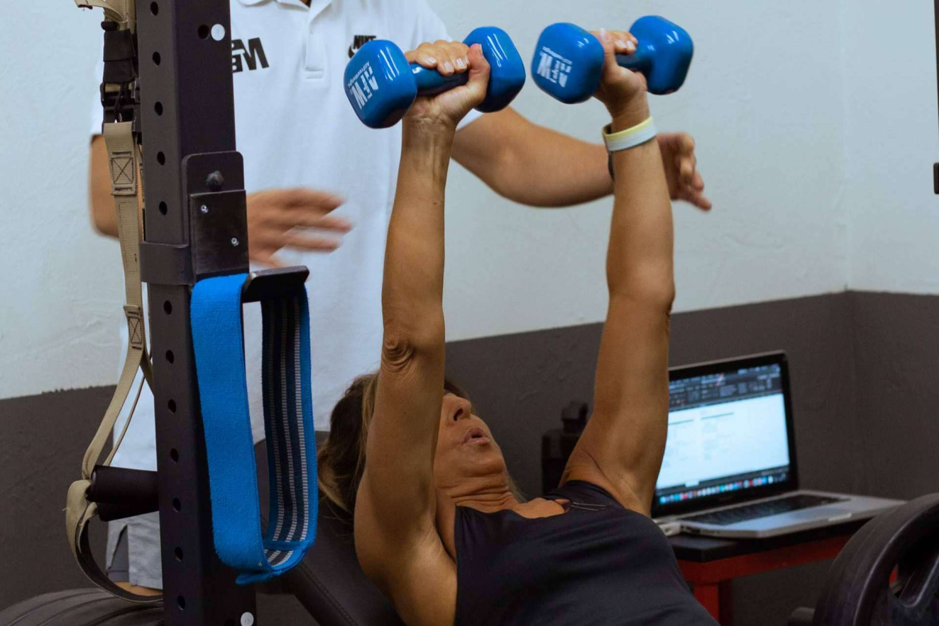 Entrenamiento de fuerza para la pérdida de peso de la mano de Muévete Conmigo