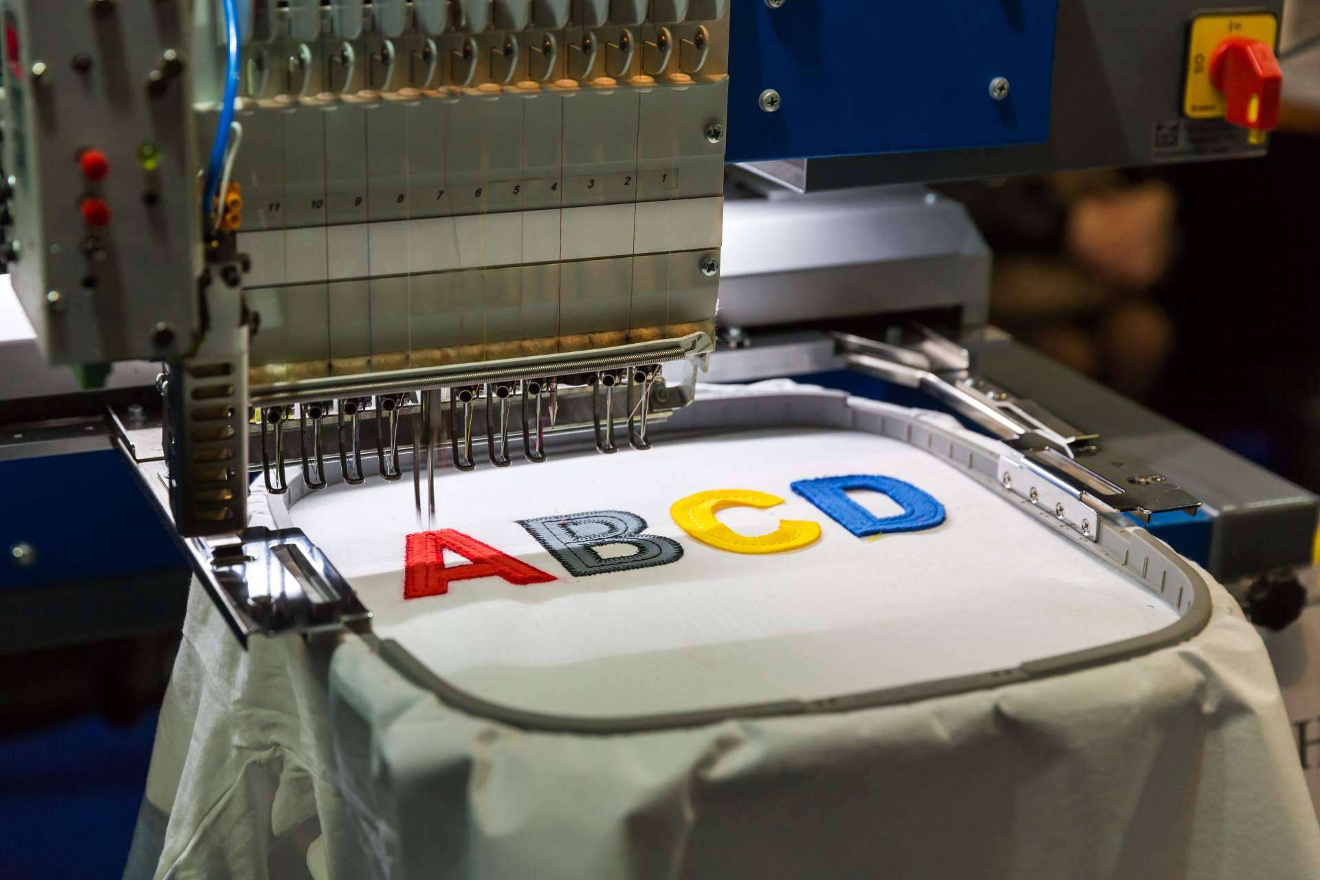 Cuáles son las ventajas de la personalización de bordado para uniformes laborales, con LT Distribuidora