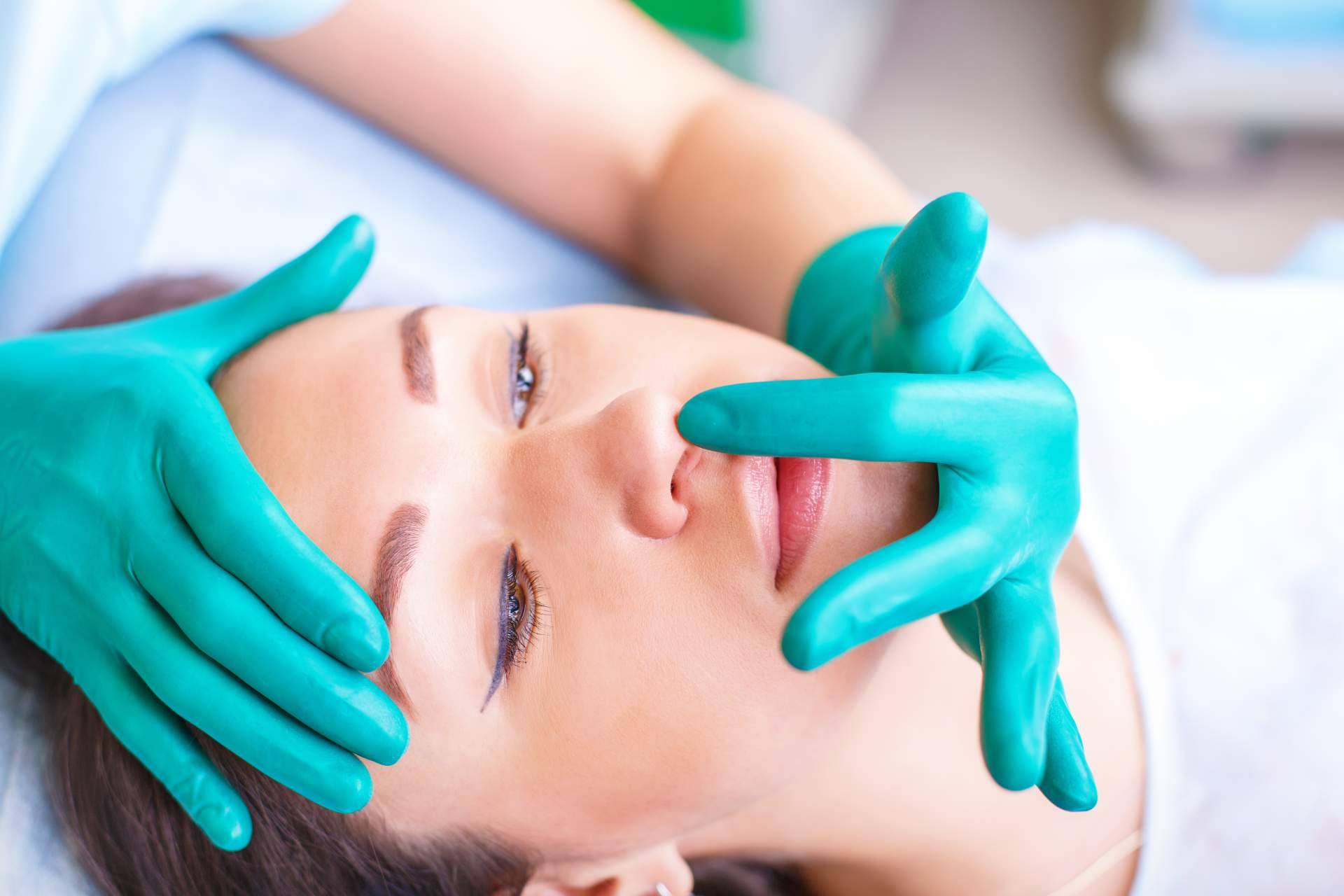 Antes y después de una rinoplastia ultrasónica, de la mano del Dr. Jorge Planas