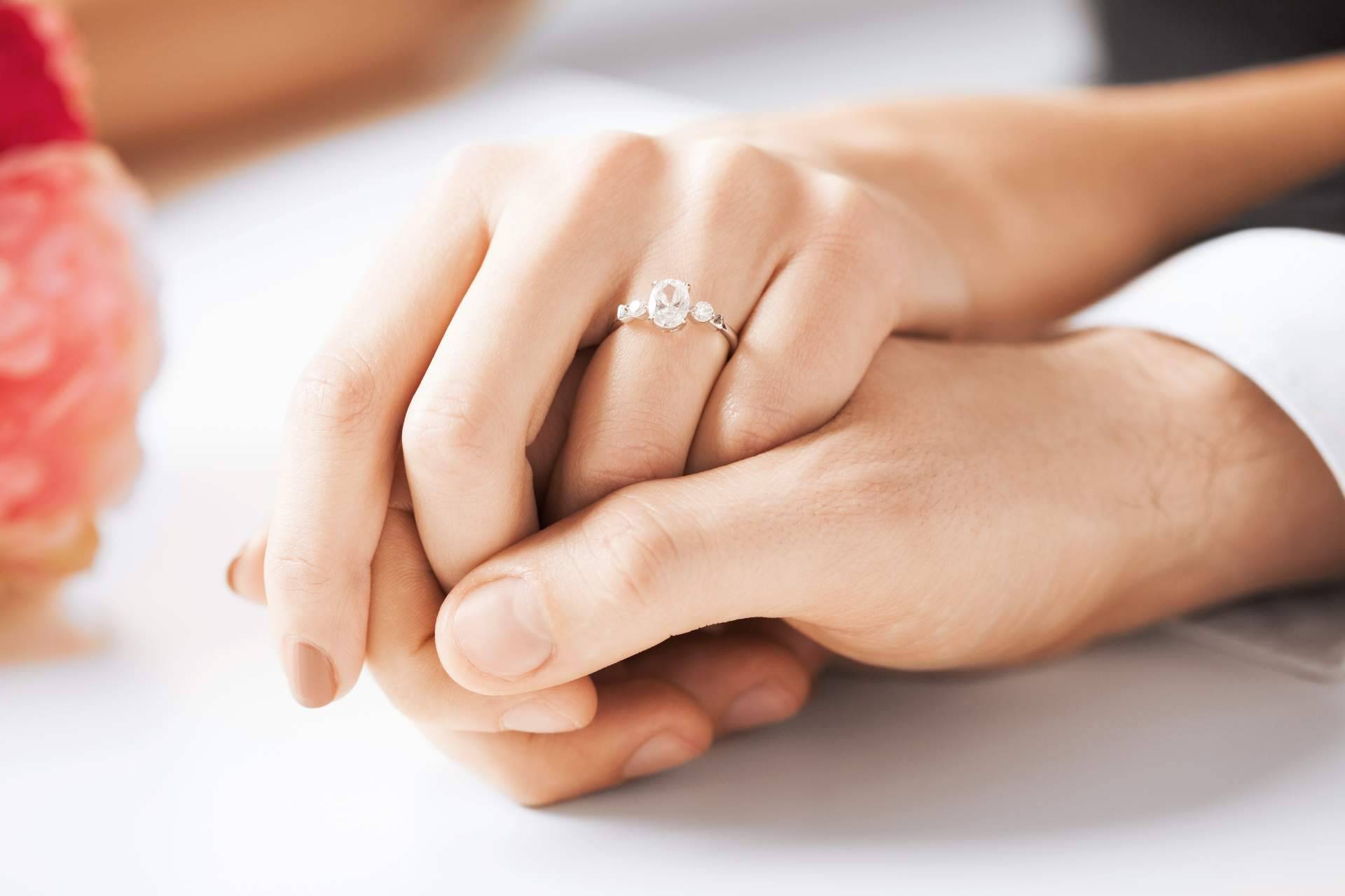 ¿Cómo sorprender a las futuras prometidas con un anillo de compromiso personalizado y único? Staring