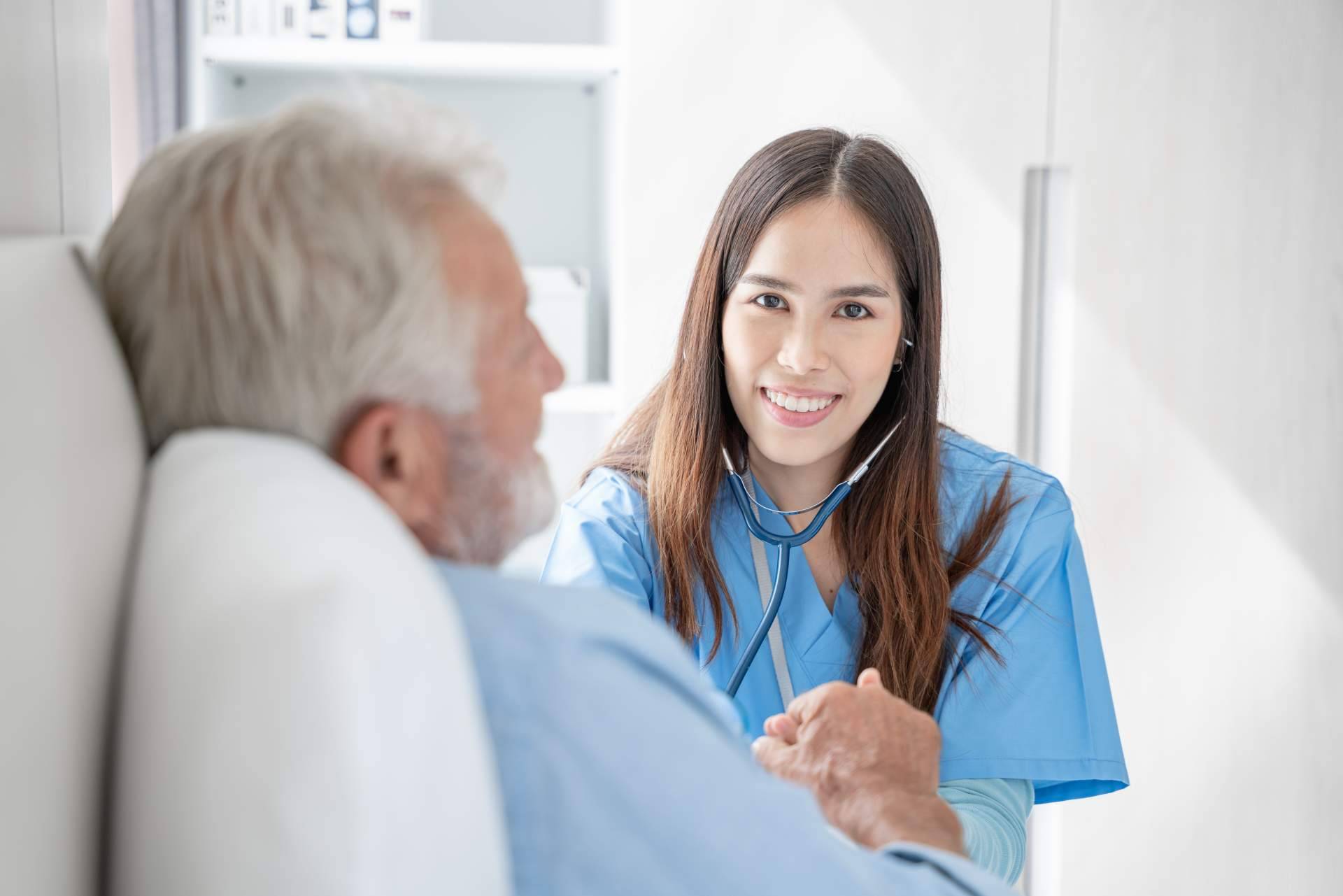 Personal de ayuda domiciliaria de confianza y cualificado, disponible con el servicio de Noviser