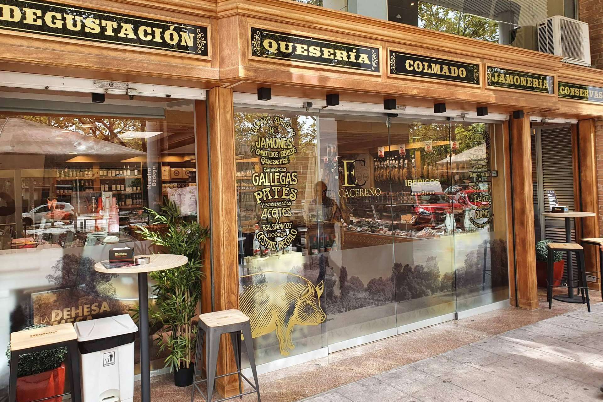 La apertura de la primera jamonería, quesería y colmado con degustación de El Cacereño