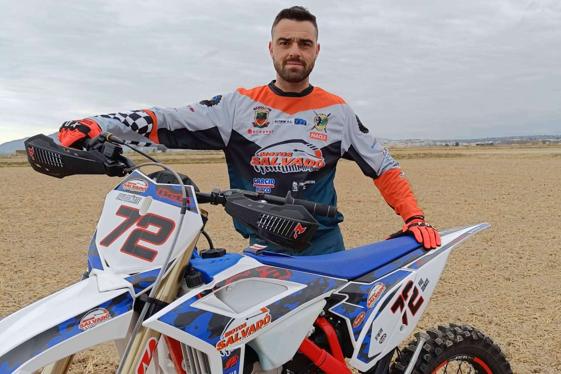 ADHESIVOSEMBARRADOS y su servicio de personalización de equipación offroad