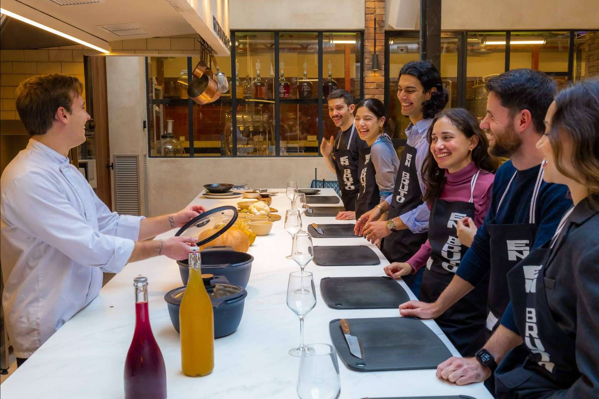 La inauguración de los cursos de cocina de En Bruto, el nuevo espacio gastro en Salesas de El Grupo Lamucca