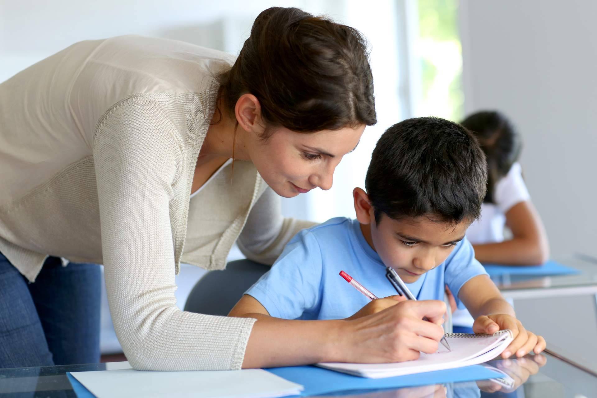Ayudar a los niños a leer, escribir y deletrear con el juego de palabras para desarrollar habilidades de Deletreados