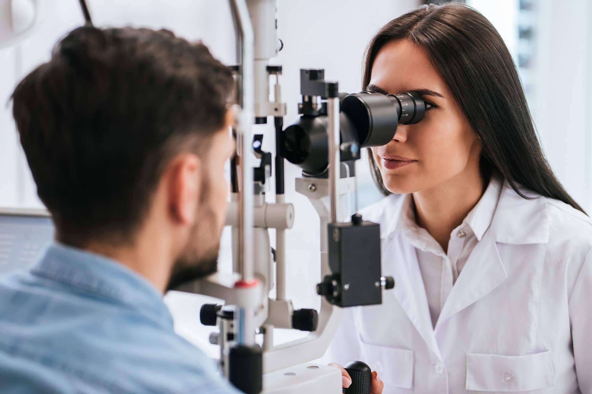 ¿Qué son y cómo afectan las miodesopsias?
