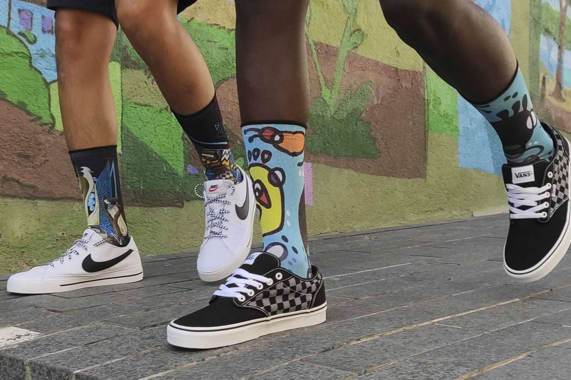 ISOKISI permite crear calcetines tie dye únicos