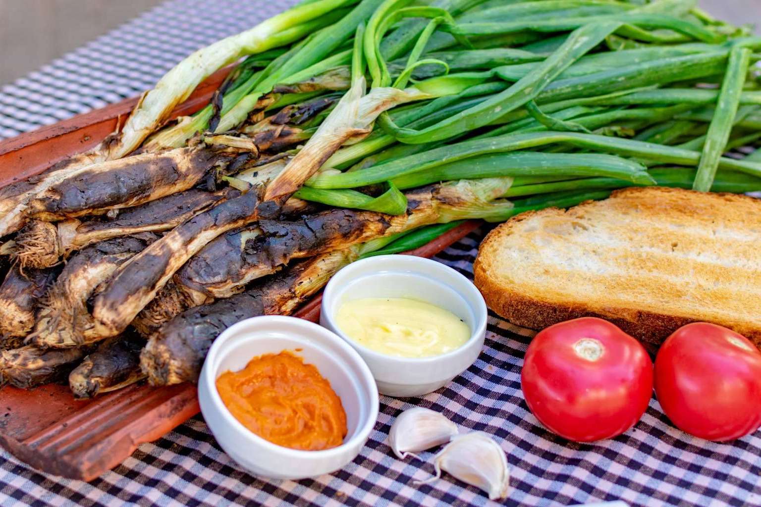 Comer calçots esta temporada en el restaurante de la Barceloneta Pasa Tapas