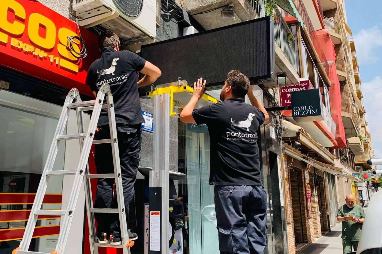 Las principales ventajas de las banderolas LED, por Pantatronic