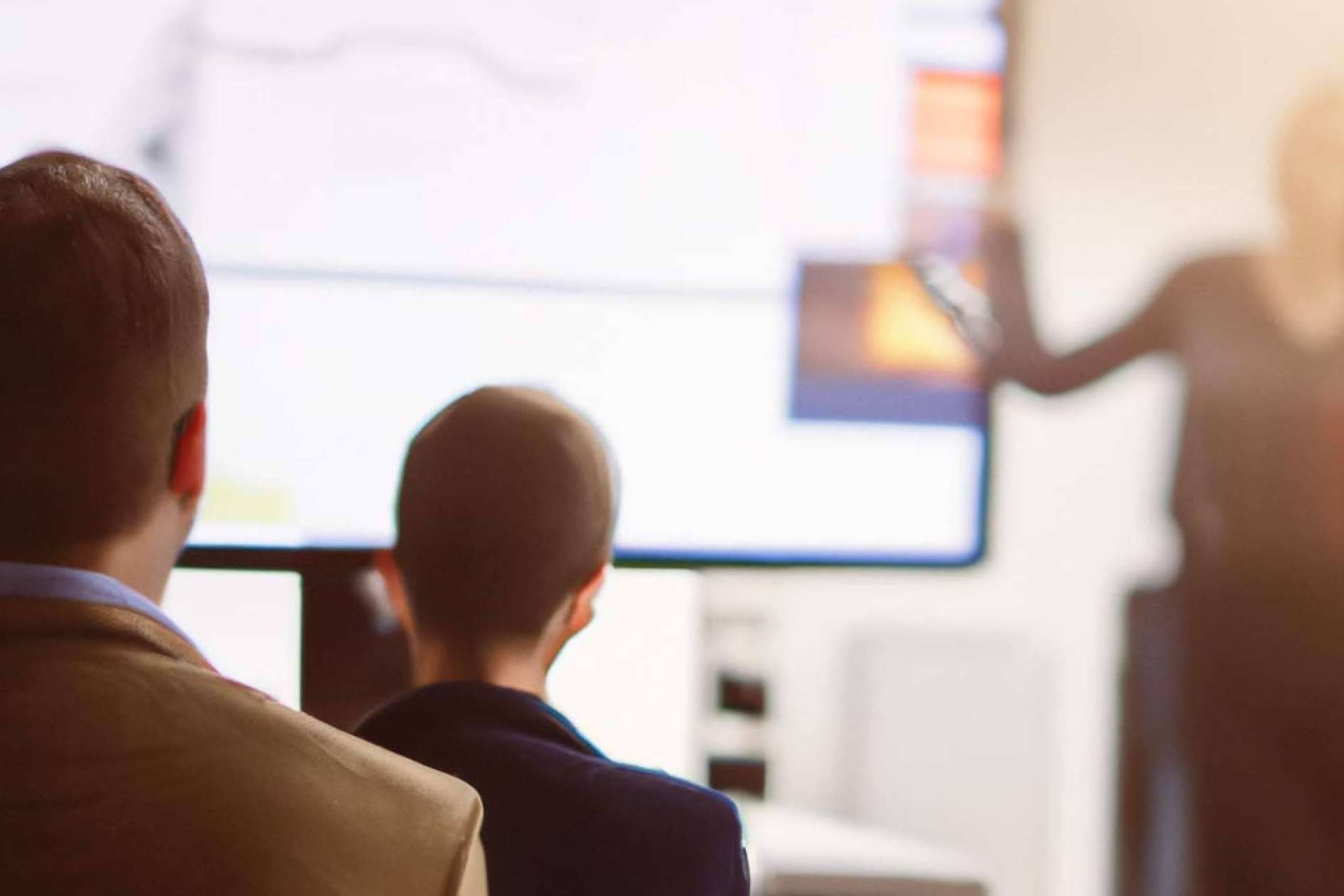 ¿Cuáles son los beneficios de contar con una pizarra digital interactiva en las escuelas o universidades?